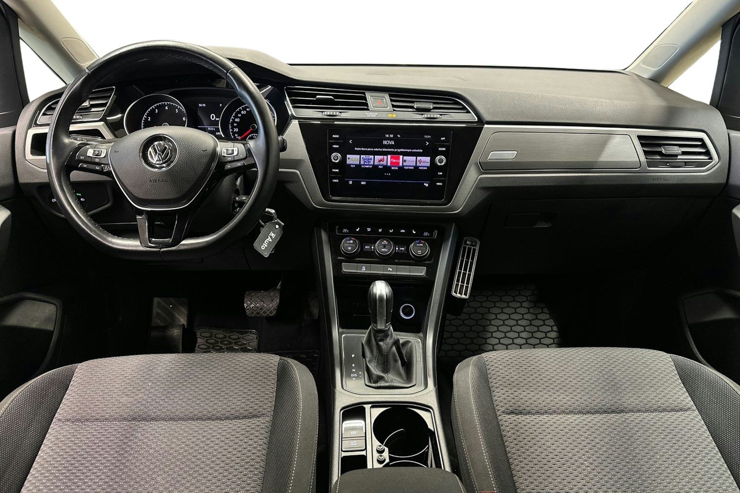 valkoinen Volkswagen Touran 2019 kuva 9.