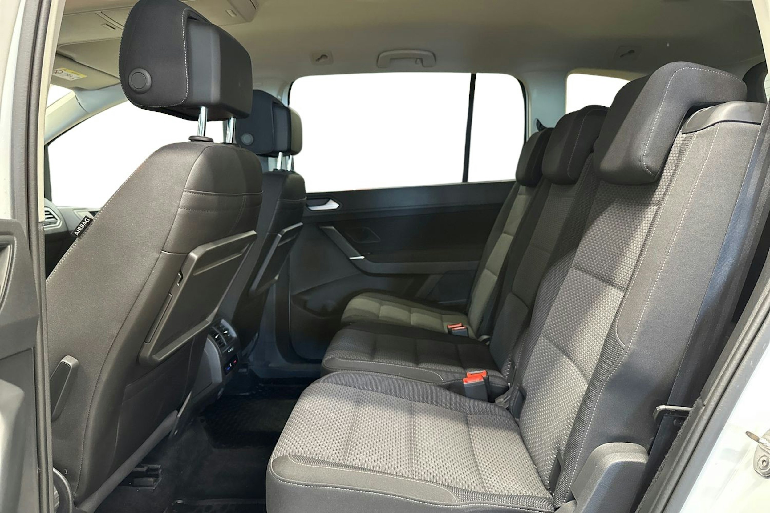 valkoinen Volkswagen Touran 2019 kuva 10.
