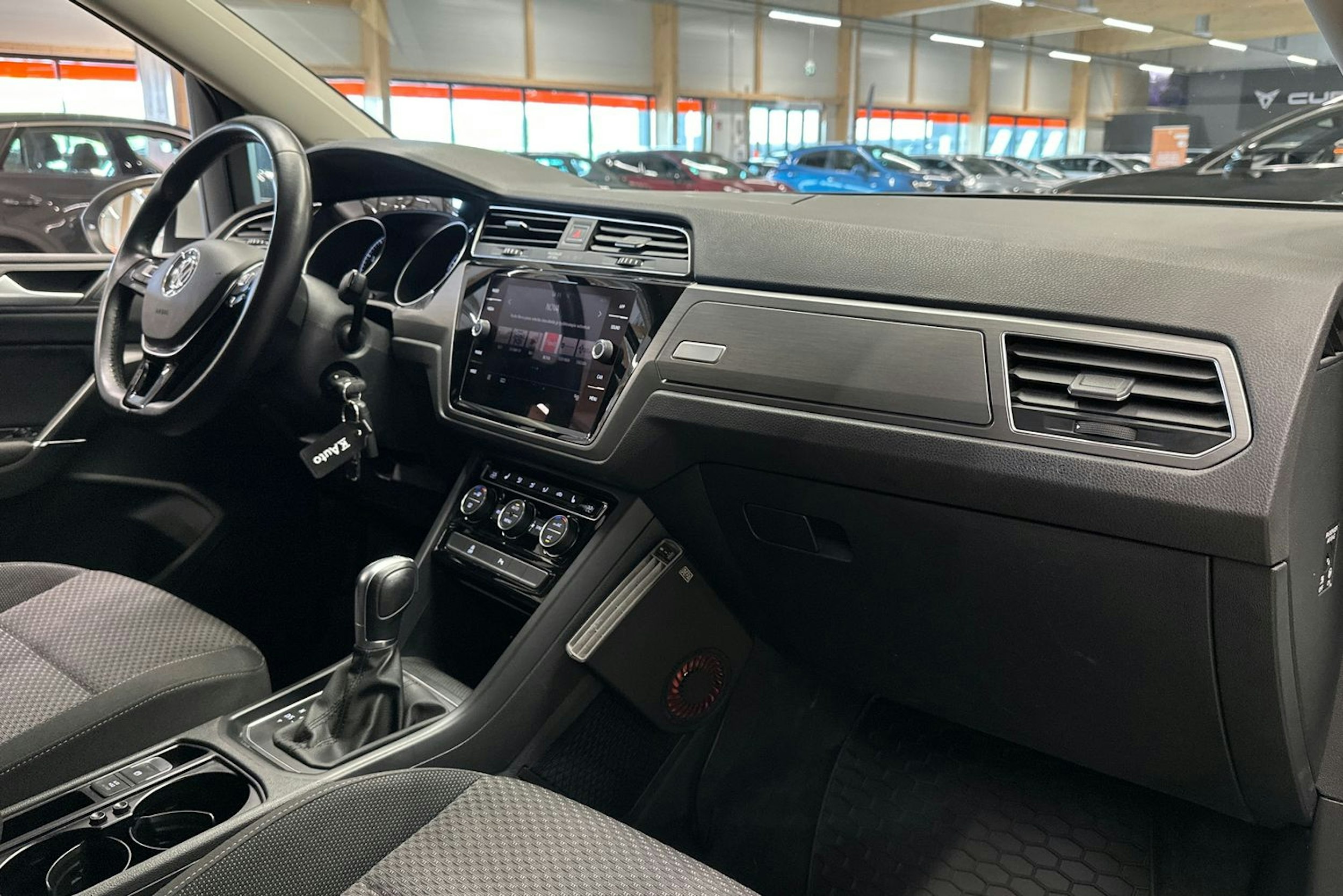 valkoinen Volkswagen Touran 2019 kuva 12.