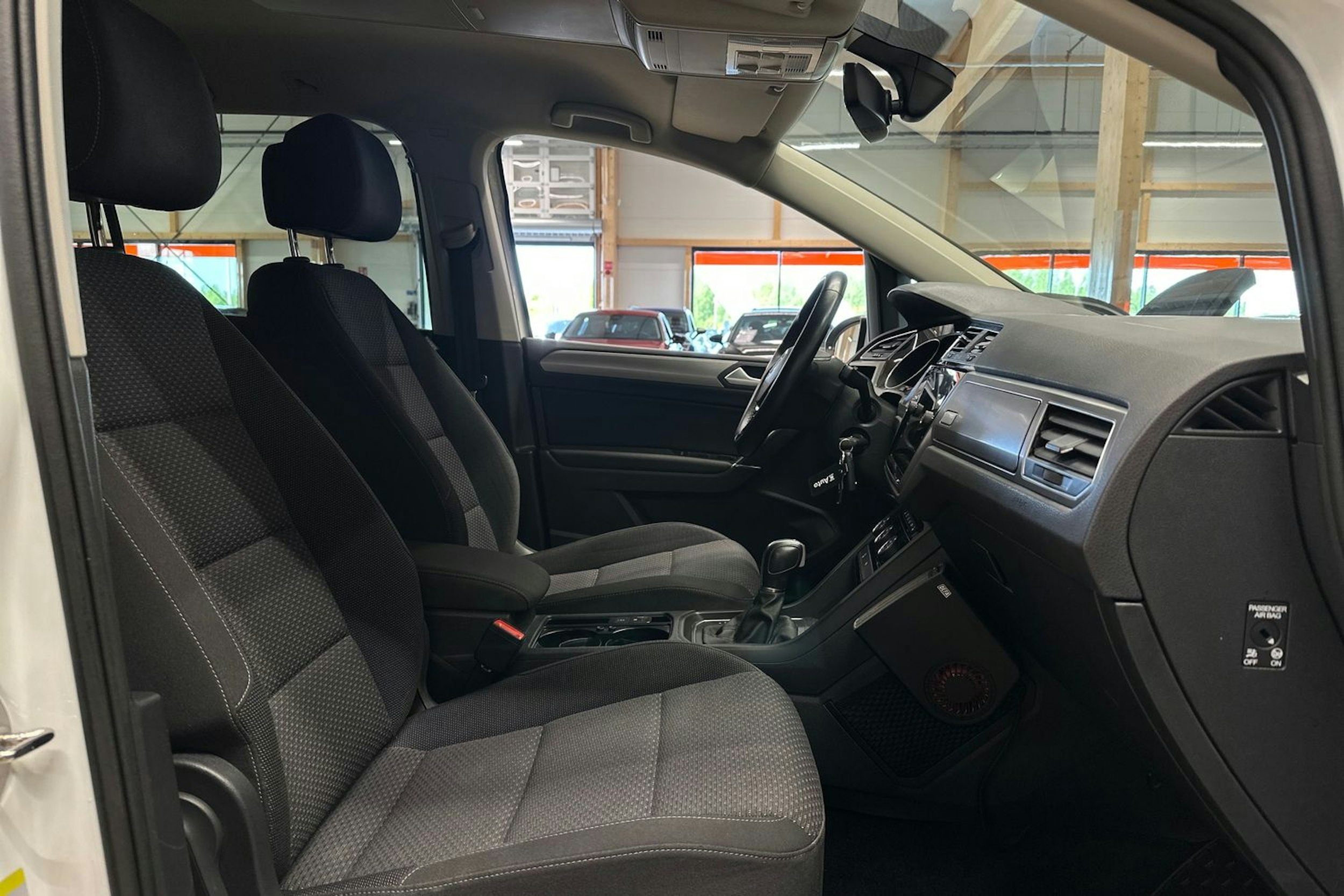 valkoinen Volkswagen Touran 2019 kuva 13.