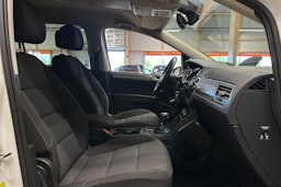 valkoinen Volkswagen Touran 2019 kuva 13.