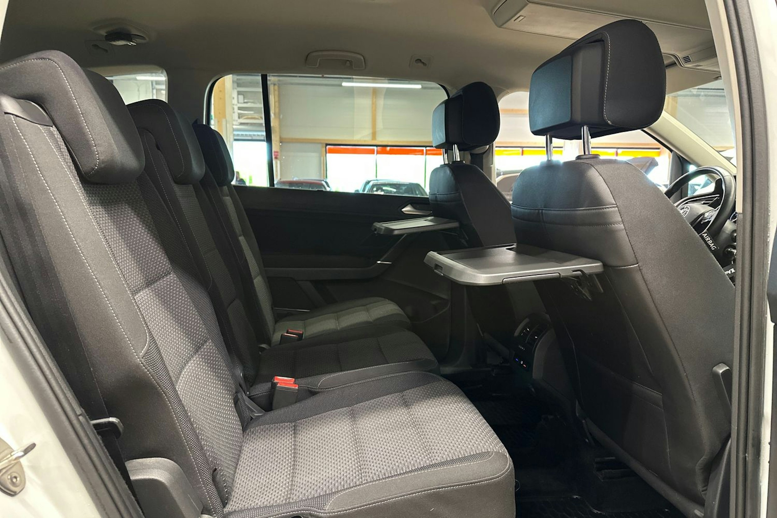 valkoinen Volkswagen Touran 2019 kuva 14.