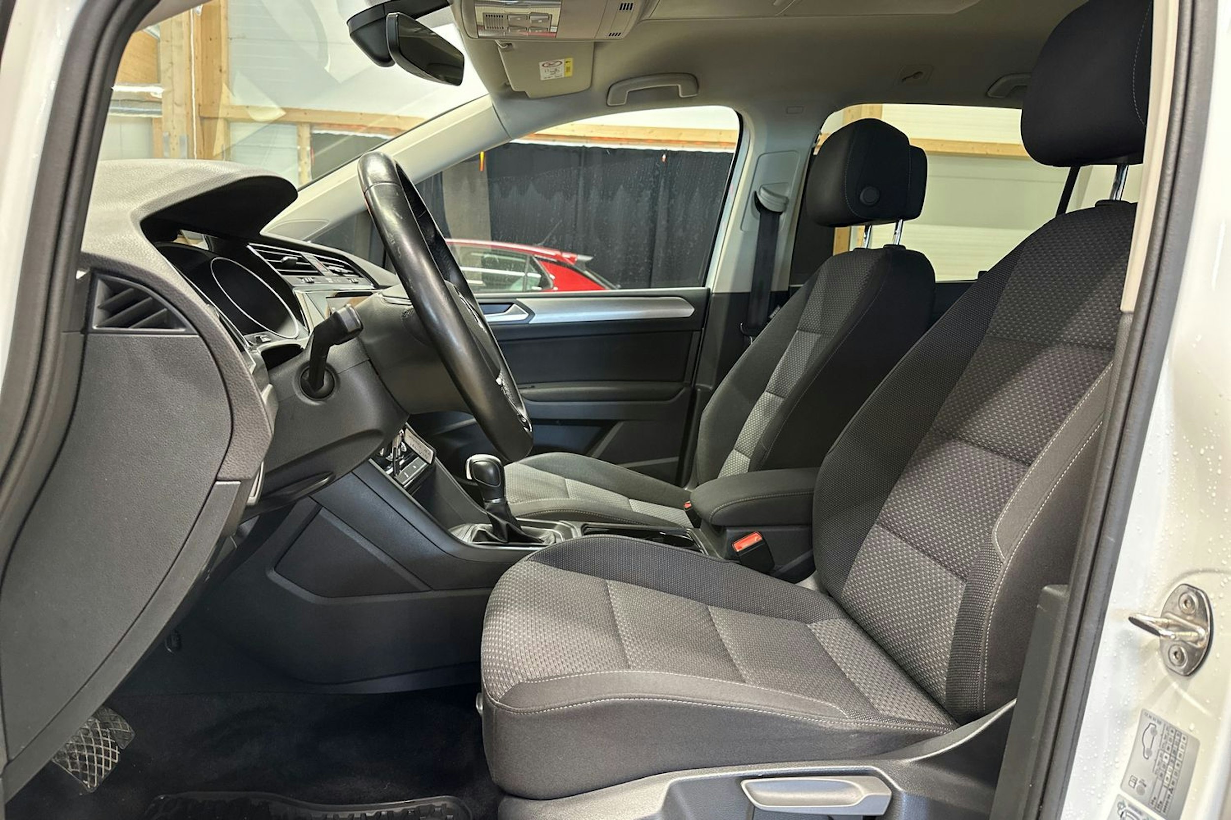 valkoinen Volkswagen Touran 2019 kuva 15.