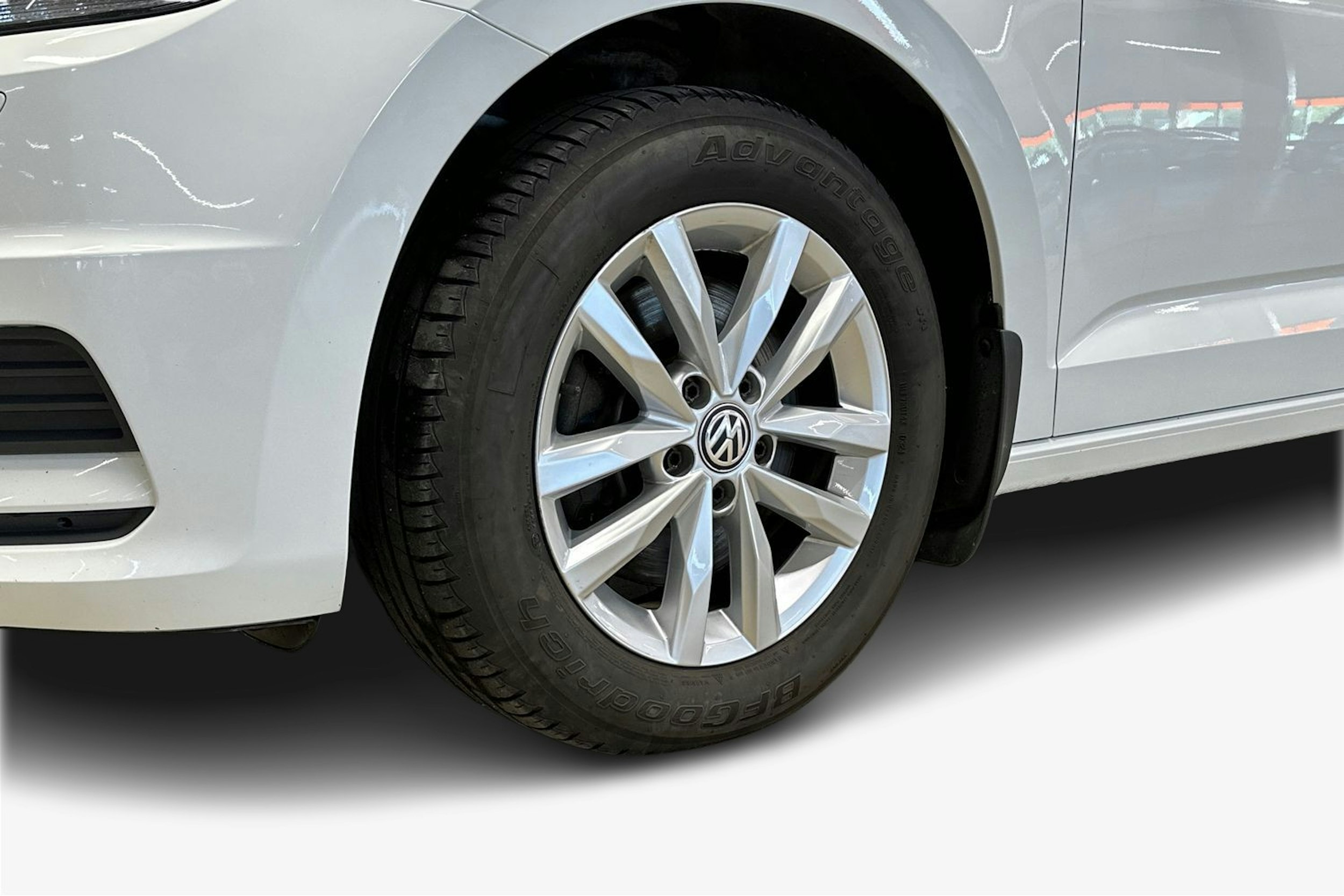 valkoinen Volkswagen Touran 2019 kuva 16.