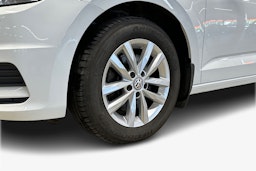 valkoinen Volkswagen Touran 2019 kuva 16.