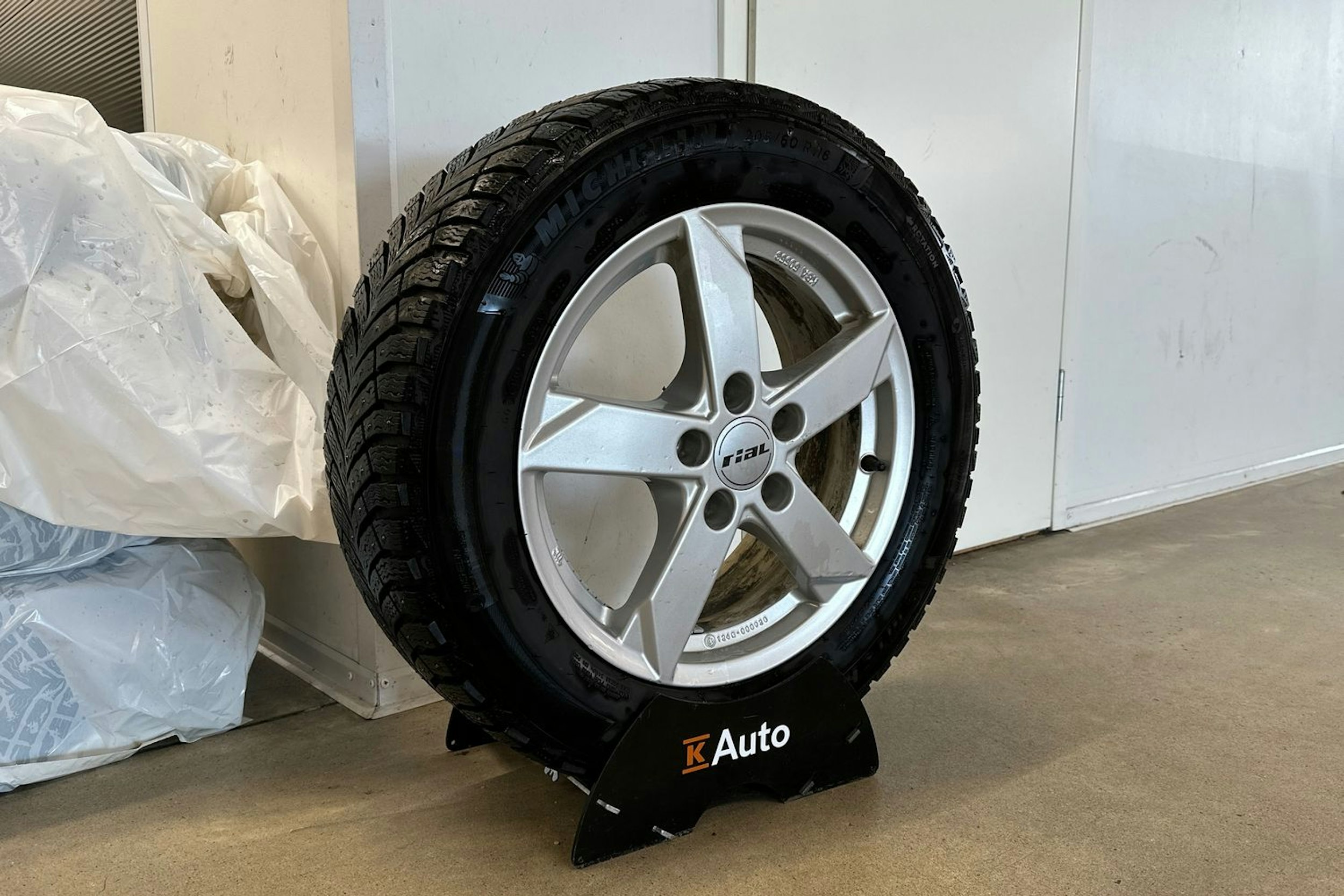 valkoinen Volkswagen Touran 2019 kuva 17.
