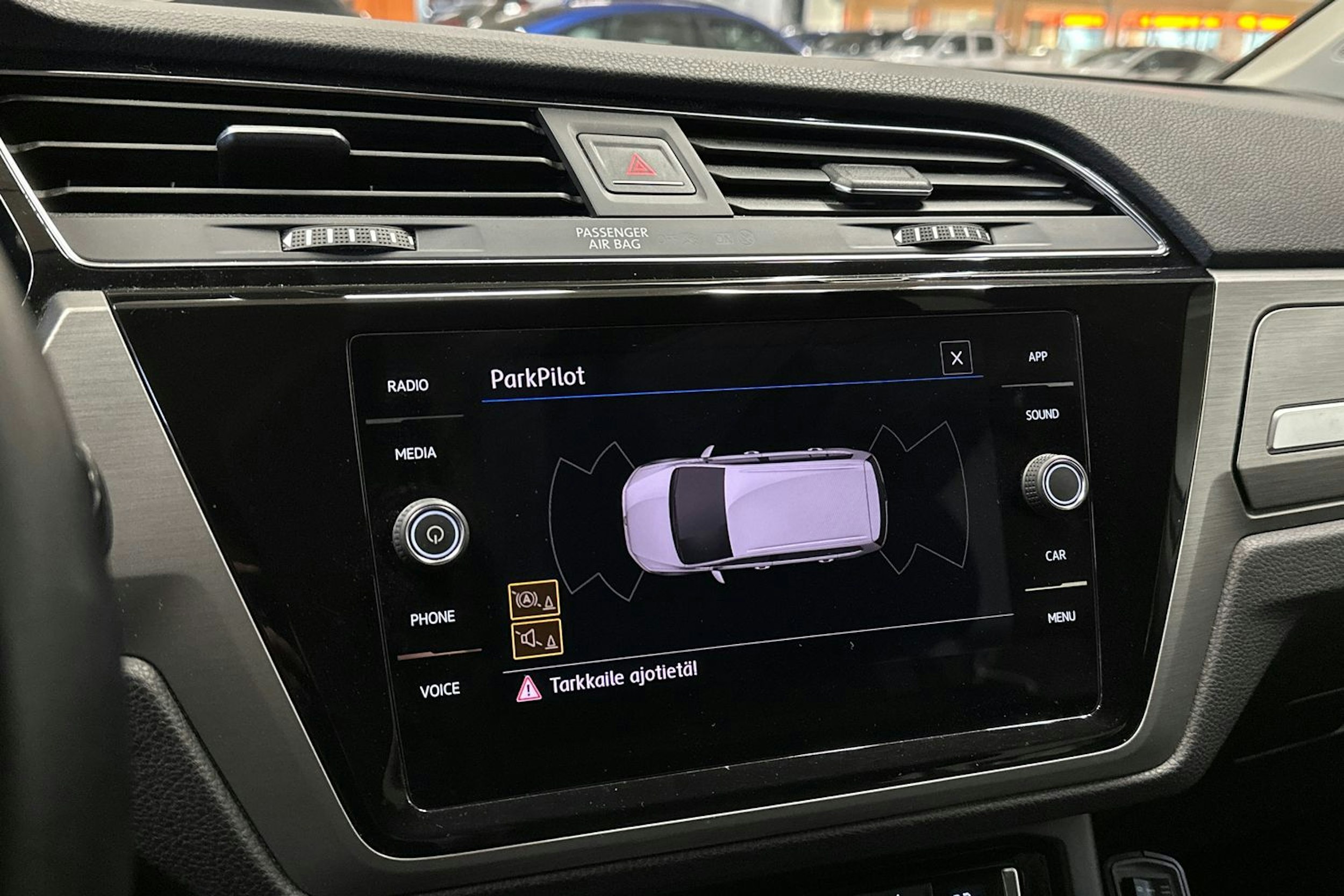 valkoinen Volkswagen Touran 2019 kuva 18.