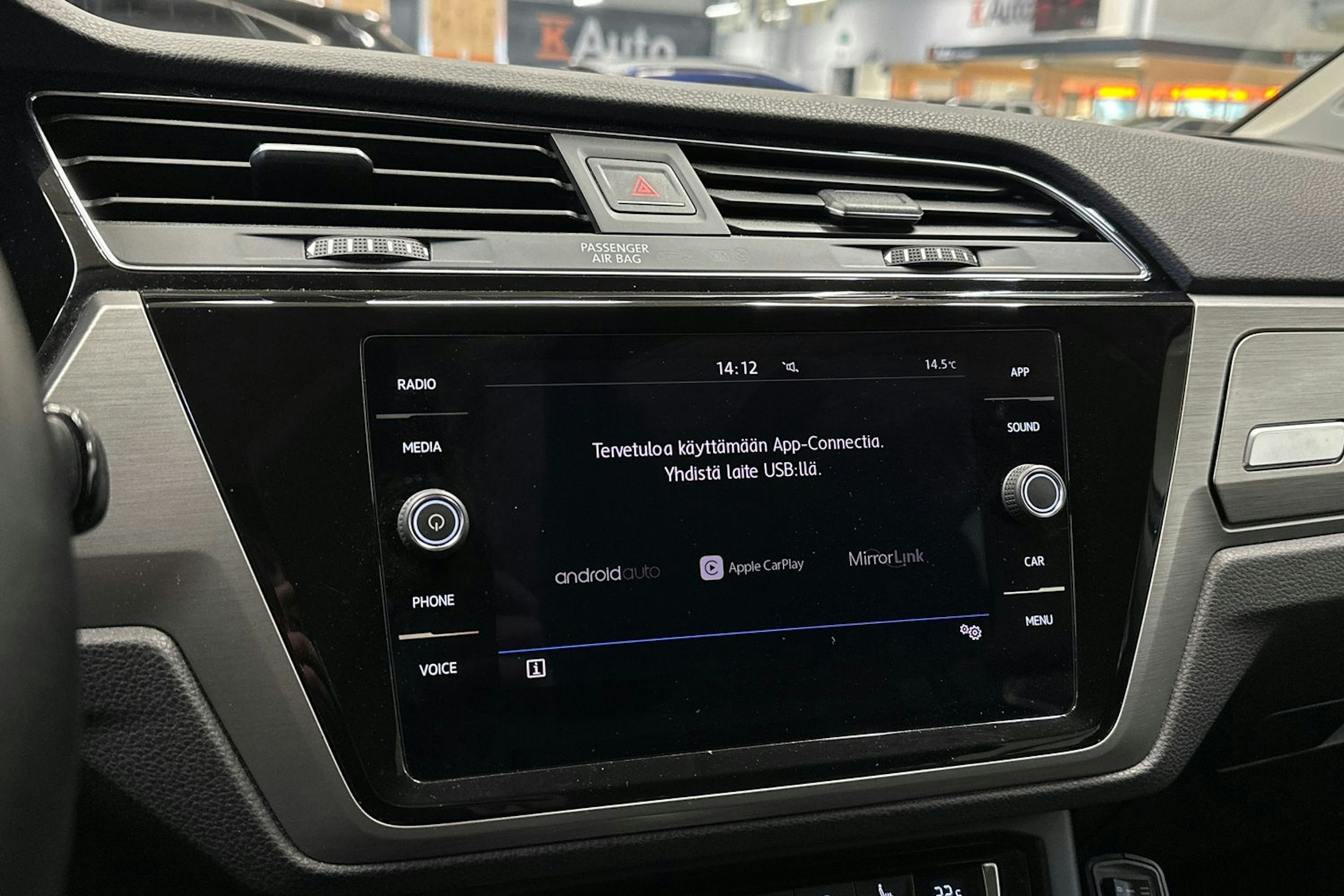 valkoinen Volkswagen Touran 2019 kuva 19.