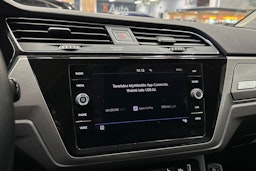valkoinen Volkswagen Touran 2019 kuva 19.