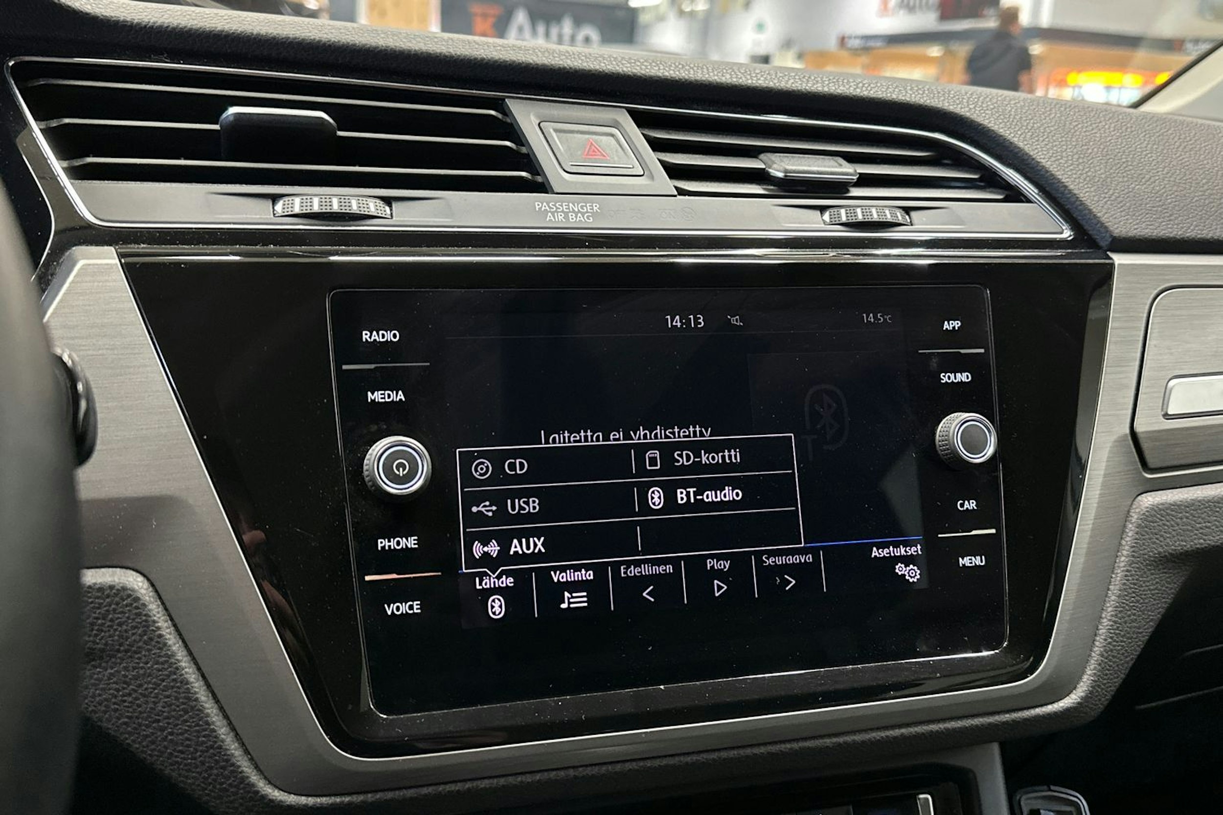 valkoinen Volkswagen Touran 2019 kuva 20.