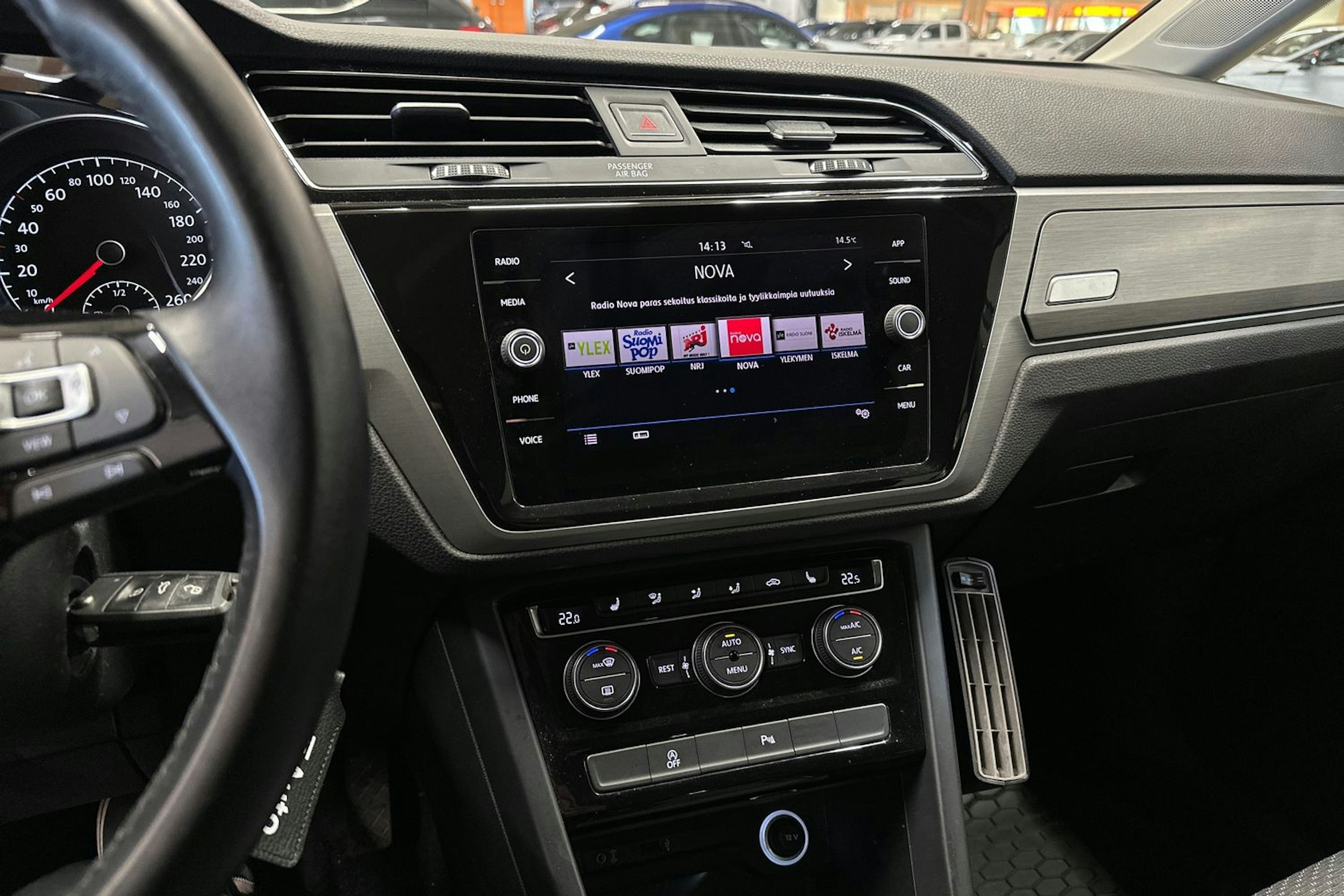 valkoinen Volkswagen Touran 2019 kuva 21.