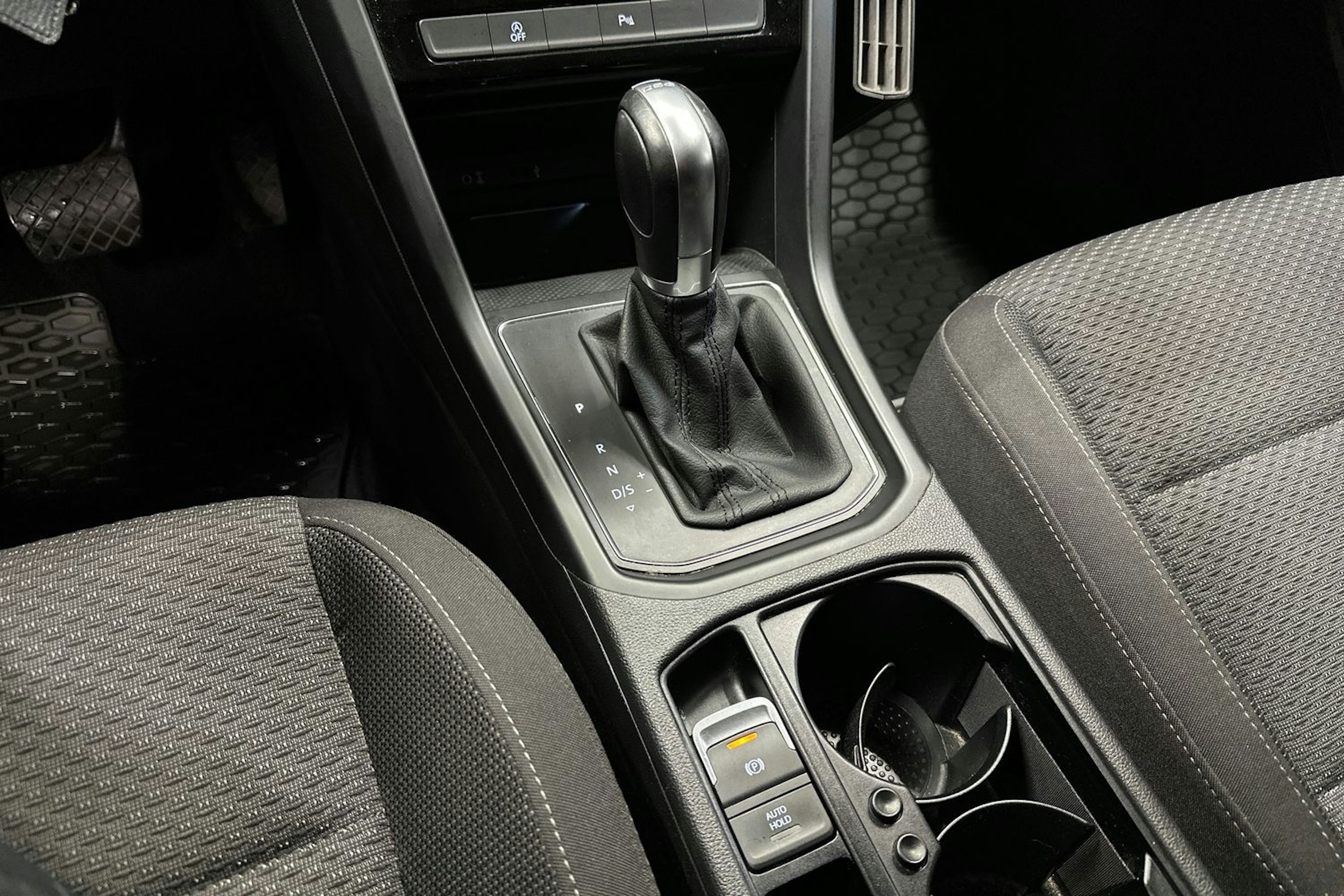 valkoinen Volkswagen Touran 2019 kuva 22.