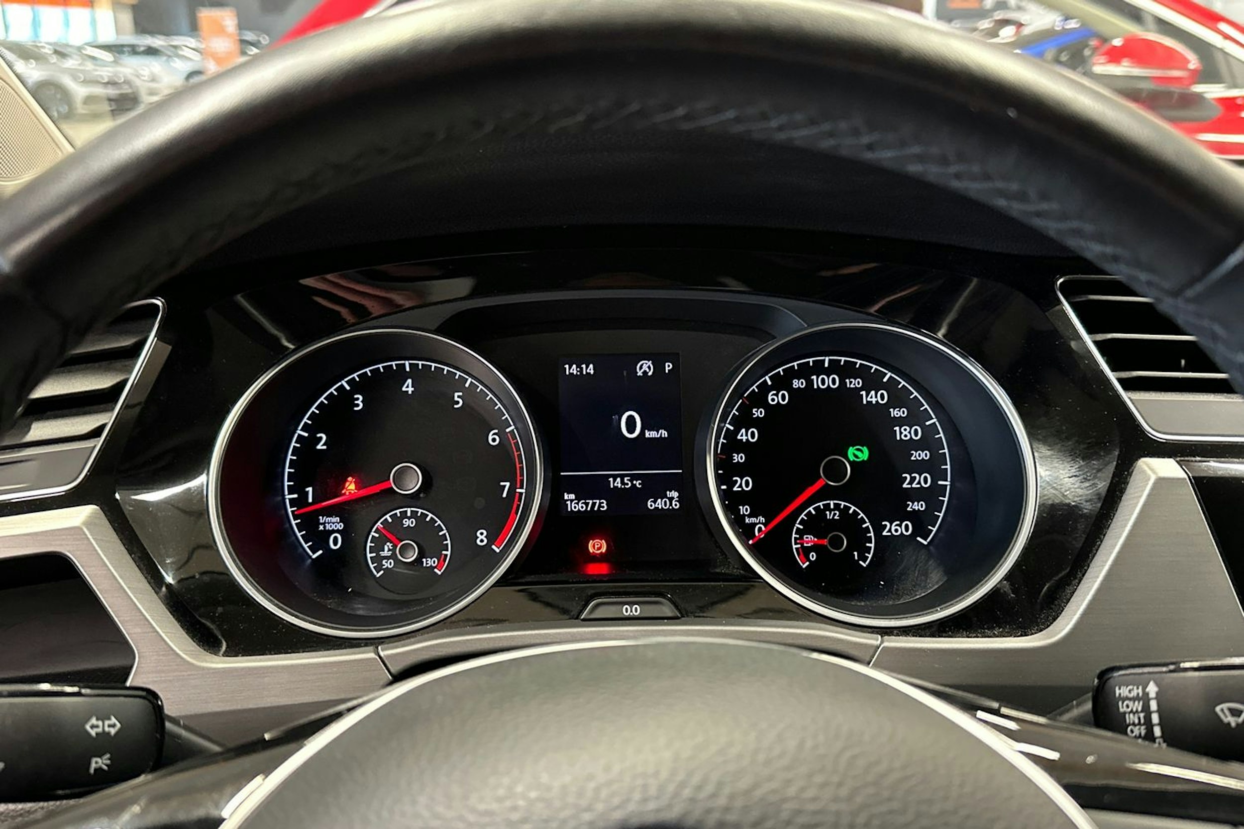 valkoinen Volkswagen Touran 2019 kuva 23.