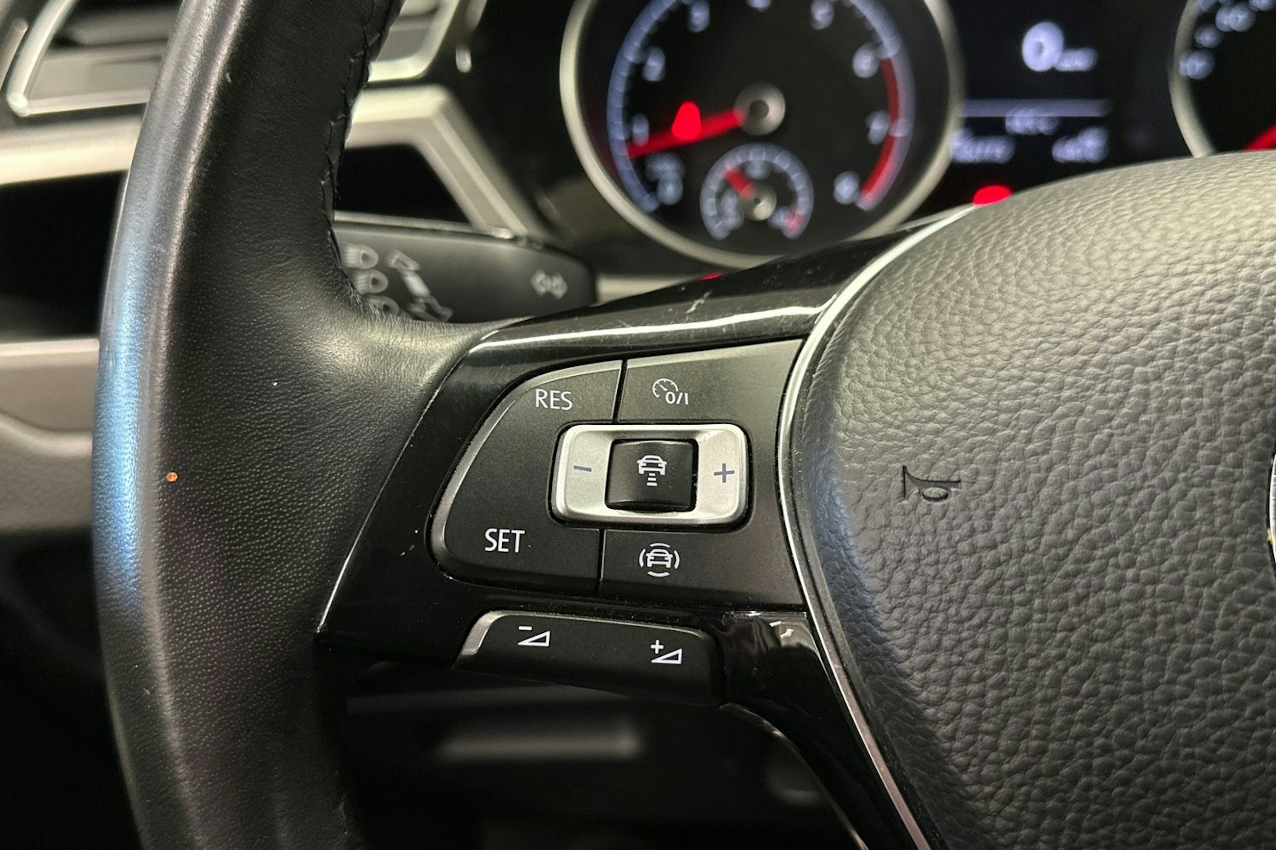valkoinen Volkswagen Touran 2019 kuva 24.