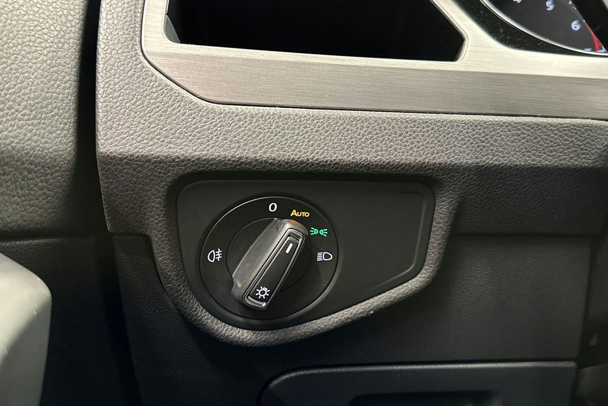 valkoinen Volkswagen Touran 2019 kuva 26.