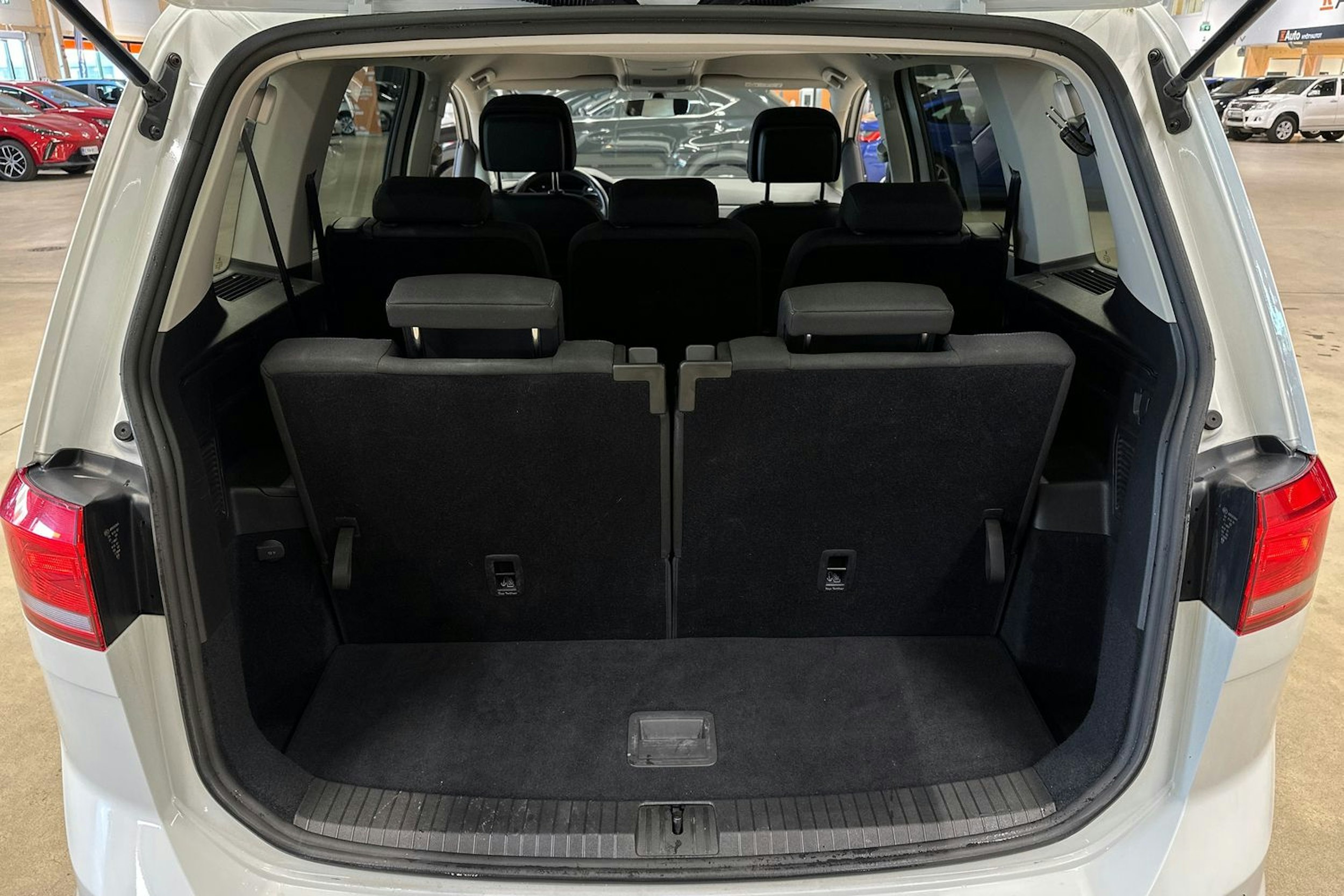 valkoinen Volkswagen Touran 2019 kuva 28.