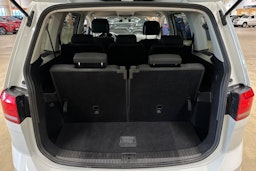 valkoinen Volkswagen Touran 2019 kuva 28.
