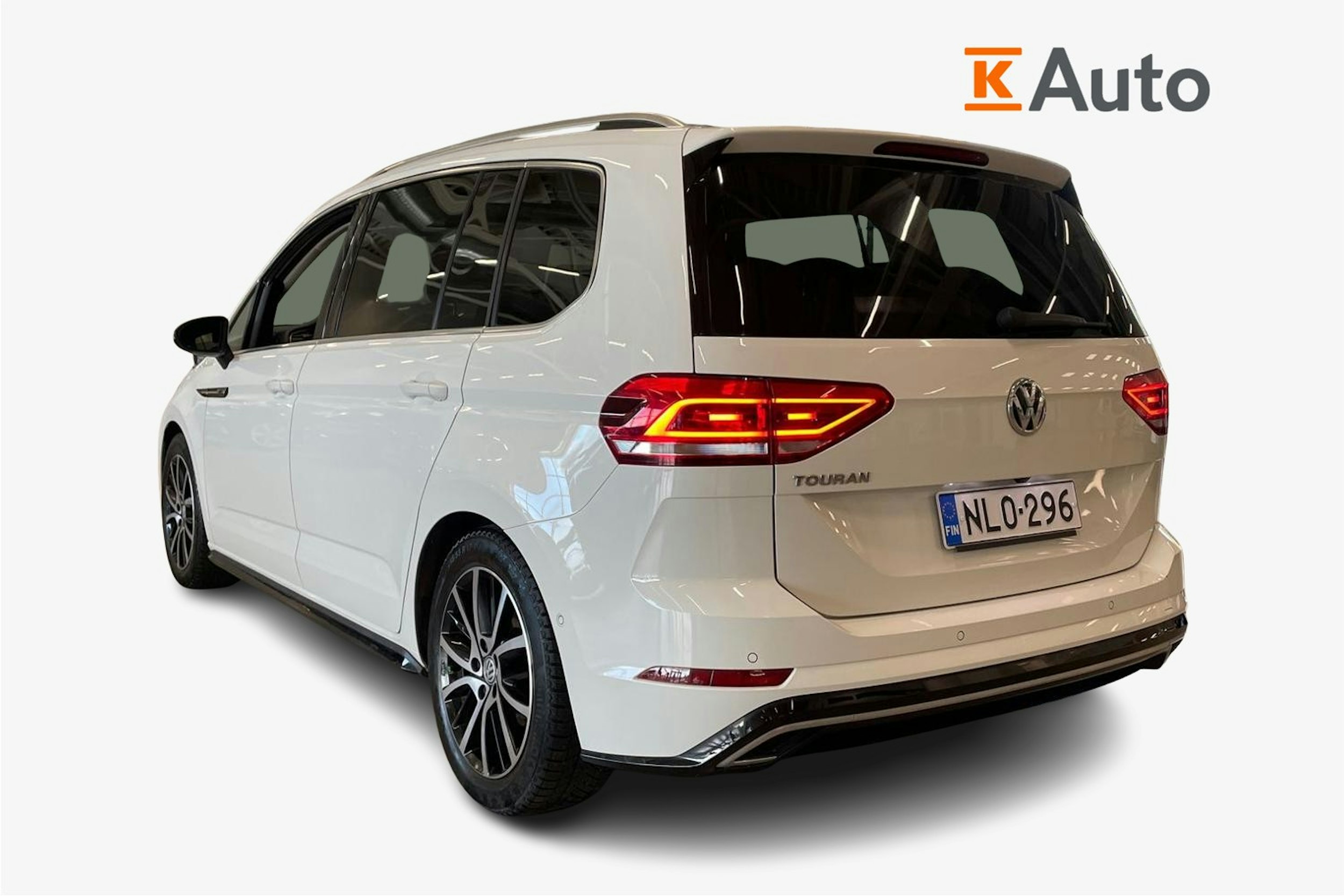 valkoinen Volkswagen Touran 2019 kuva 2.