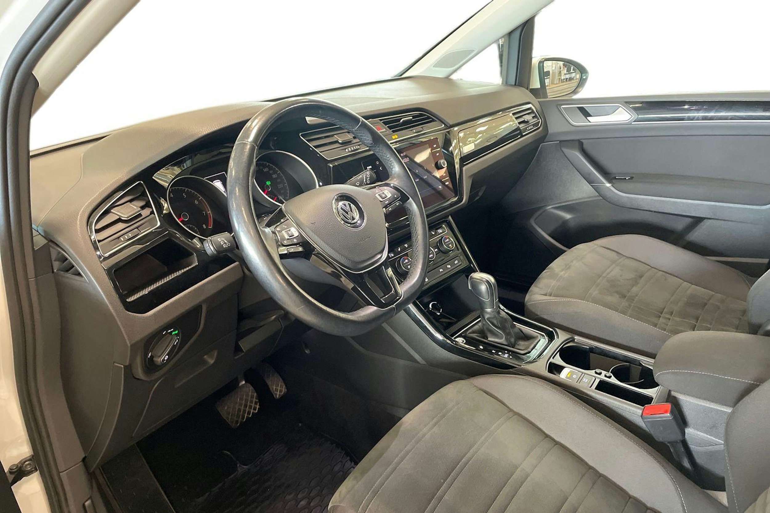 valkoinen Volkswagen Touran 2019 kuva 7.