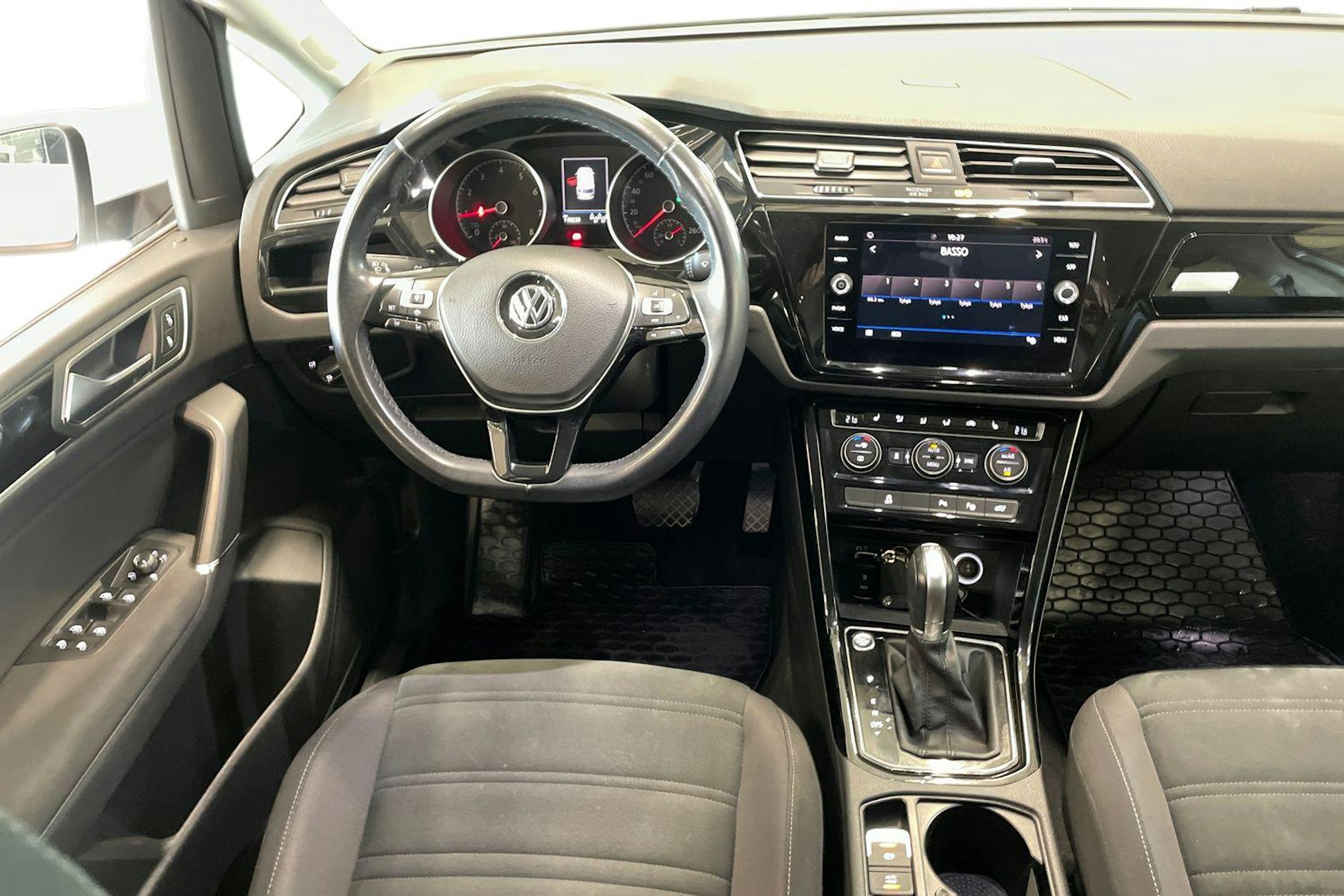 valkoinen Volkswagen Touran 2019 kuva 9.