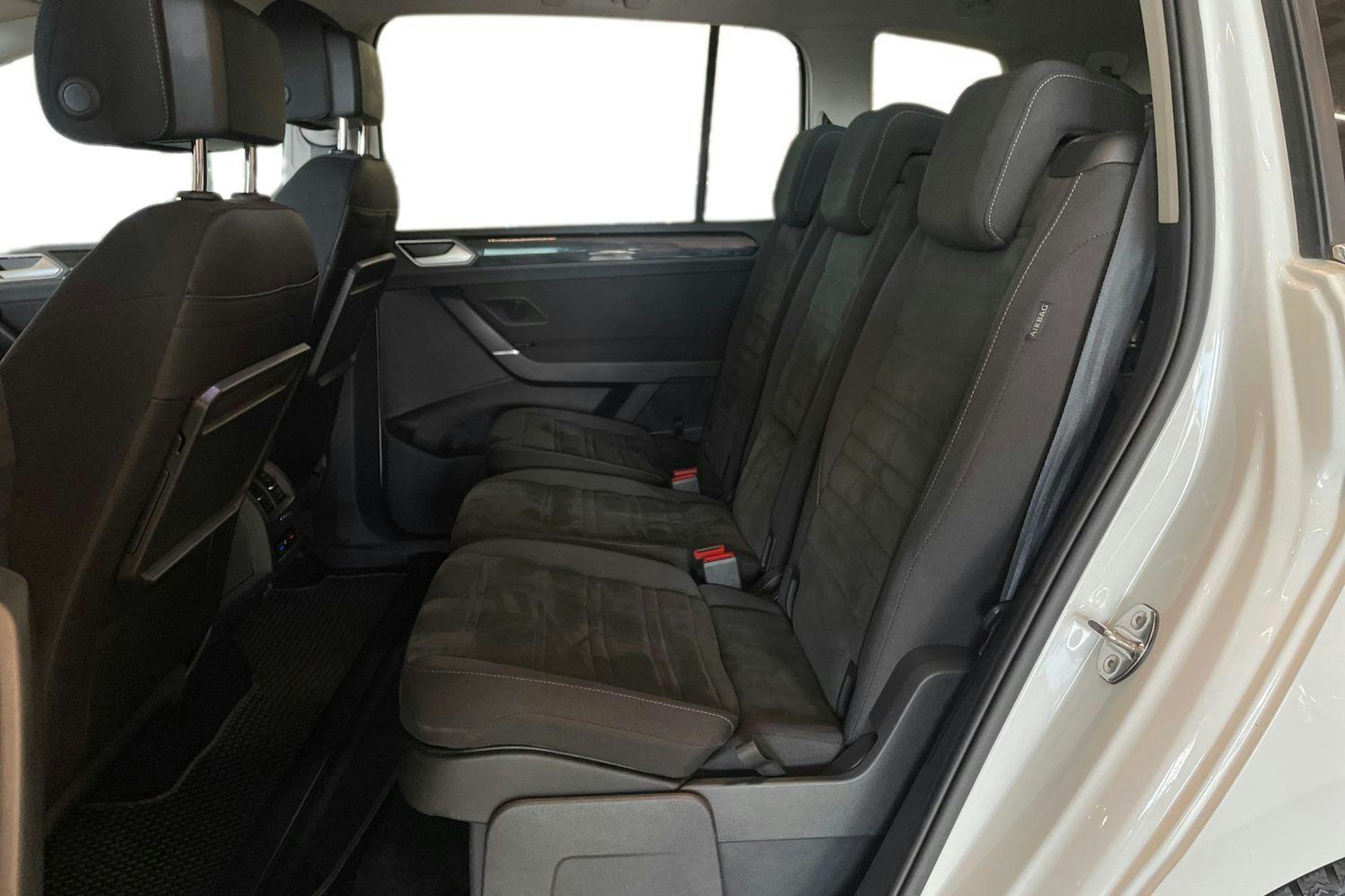 valkoinen Volkswagen Touran 2019 kuva 10.