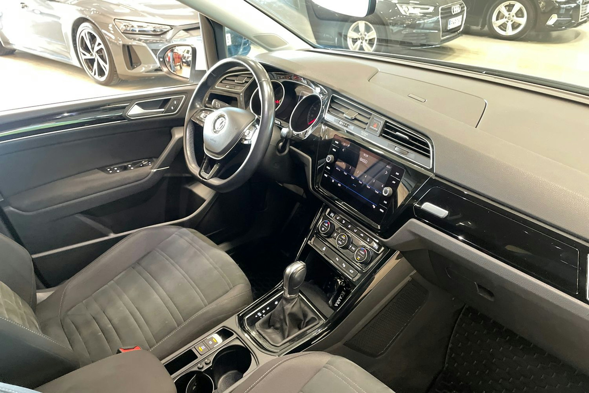 valkoinen Volkswagen Touran 2019 kuva 15.