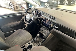 valkoinen Volkswagen Touran 2019 kuva 15.
