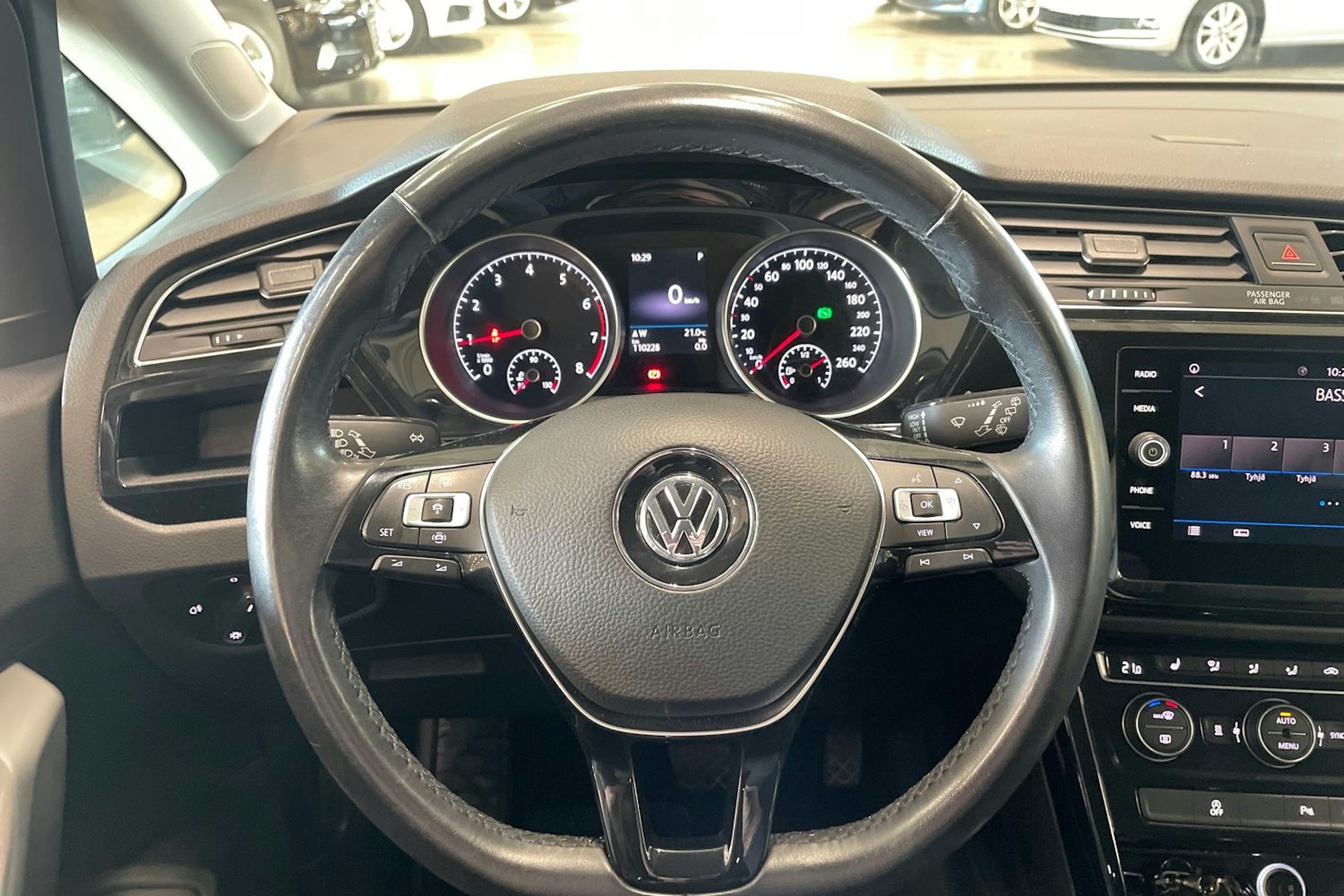 valkoinen Volkswagen Touran 2019 kuva 16.