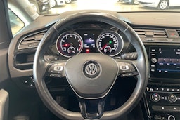 valkoinen Volkswagen Touran 2019 kuva 16.