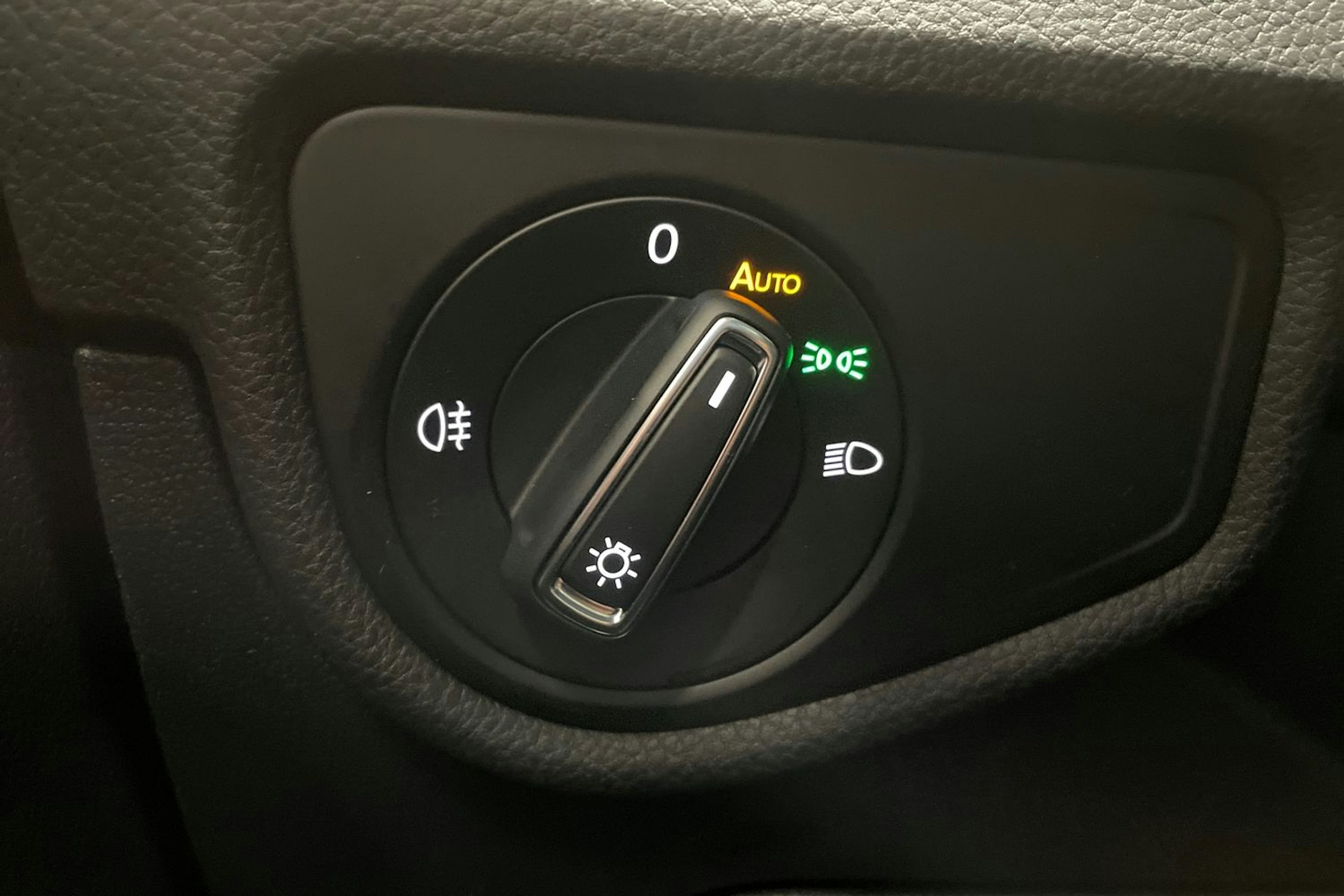 valkoinen Volkswagen Touran 2019 kuva 18.