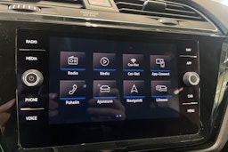 valkoinen Volkswagen Touran 2019 kuva 21.