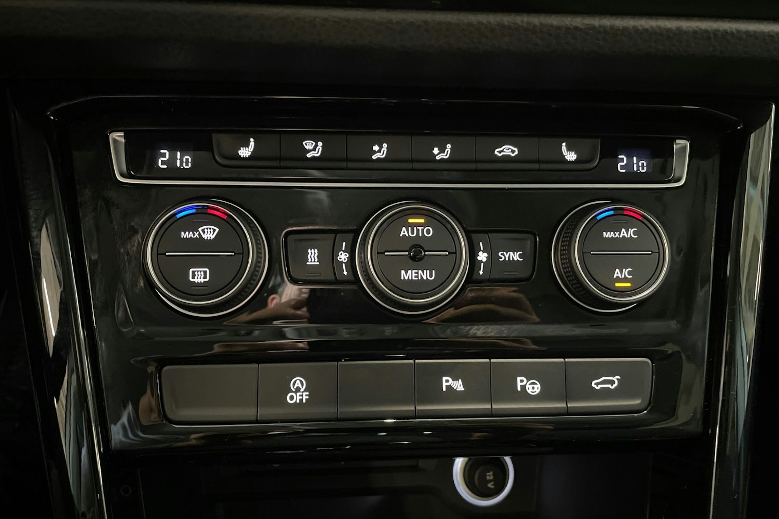 valkoinen Volkswagen Touran 2019 kuva 29.