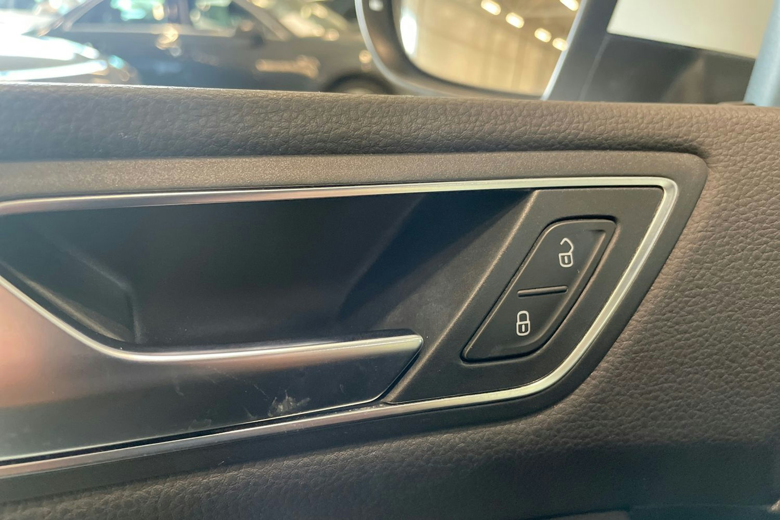 valkoinen Volkswagen Touran 2019 kuva 34.
