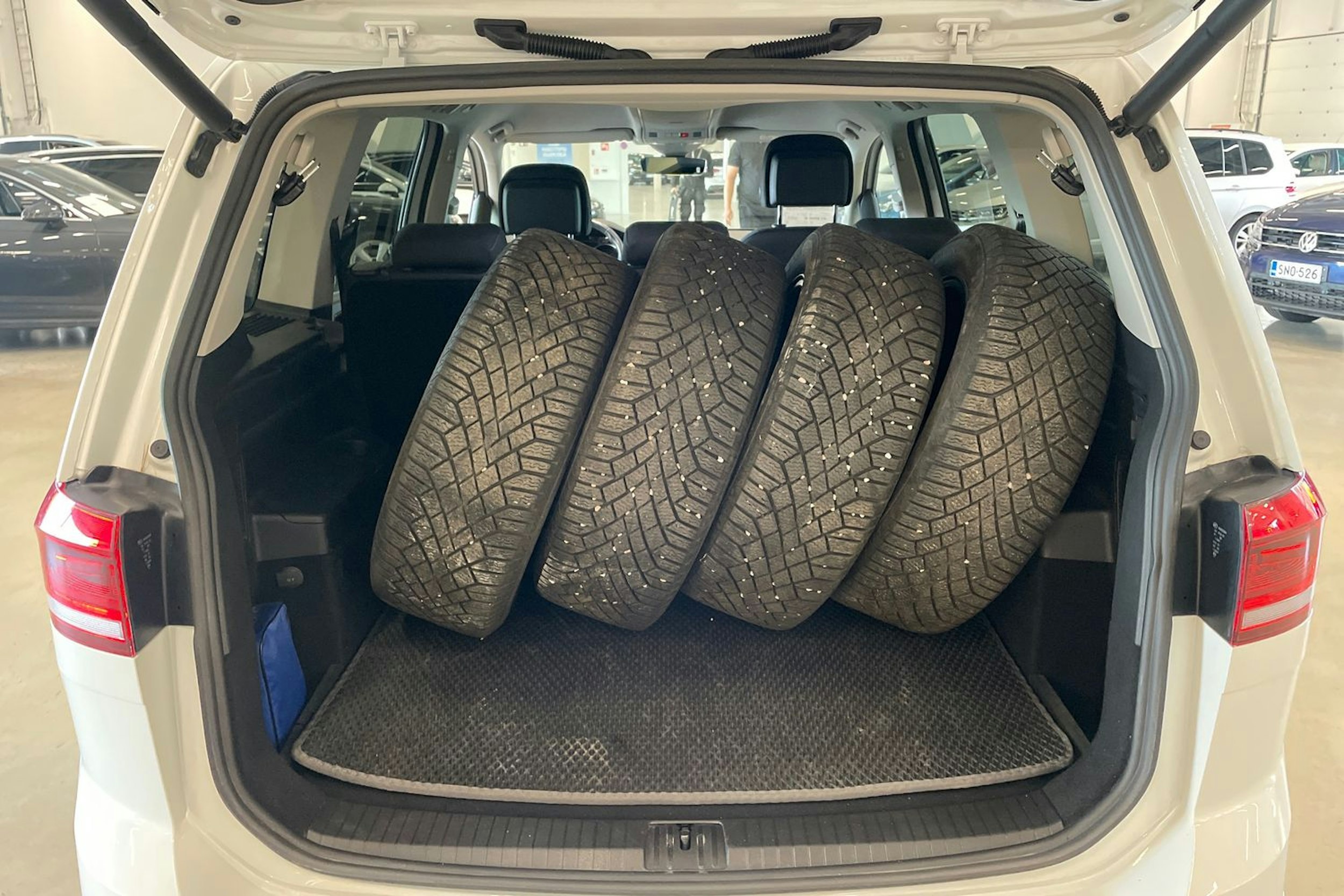 valkoinen Volkswagen Touran 2019 kuva 35.