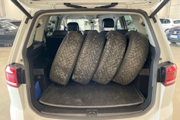 valkoinen Volkswagen Touran 2019 kuva 35.
