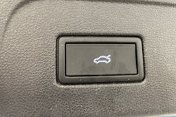 valkoinen Volkswagen Touran 2019 kuva 37.