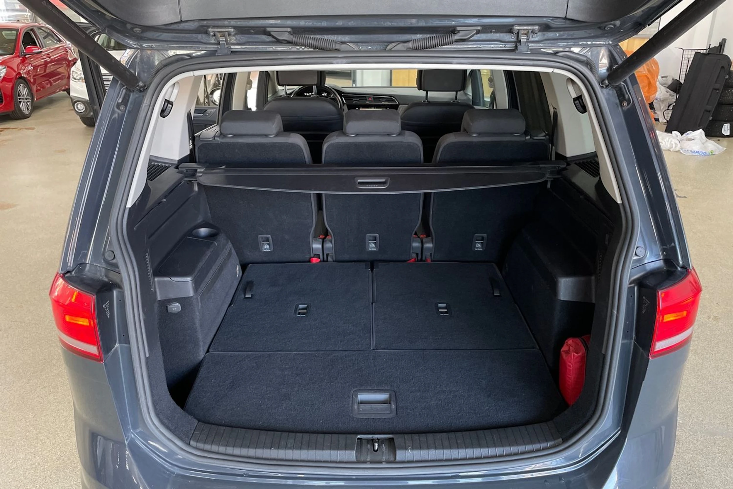 Harmaa Volkswagen TOURAN 2019 kuva 29.