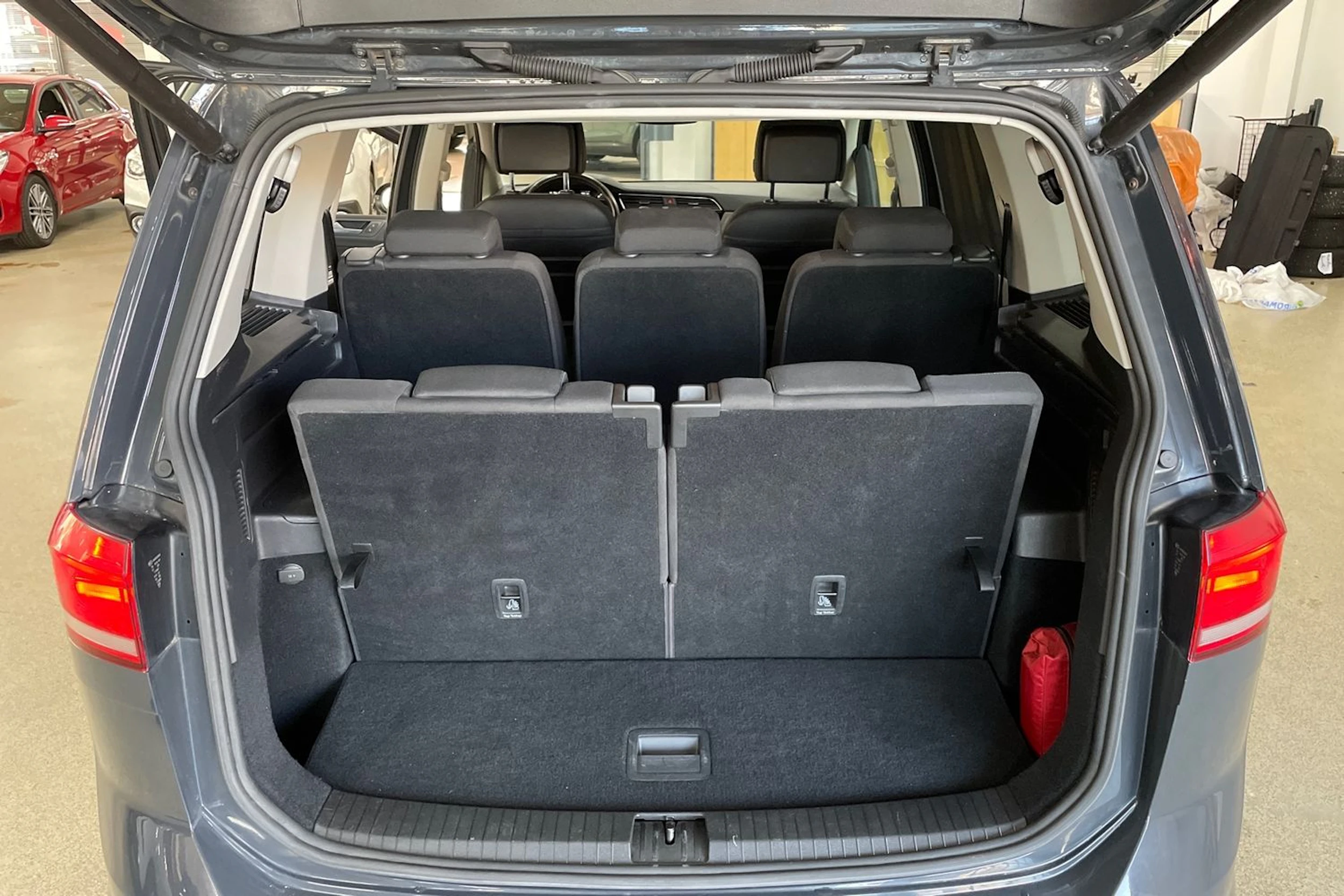 Harmaa Volkswagen TOURAN 2019 kuva 30.