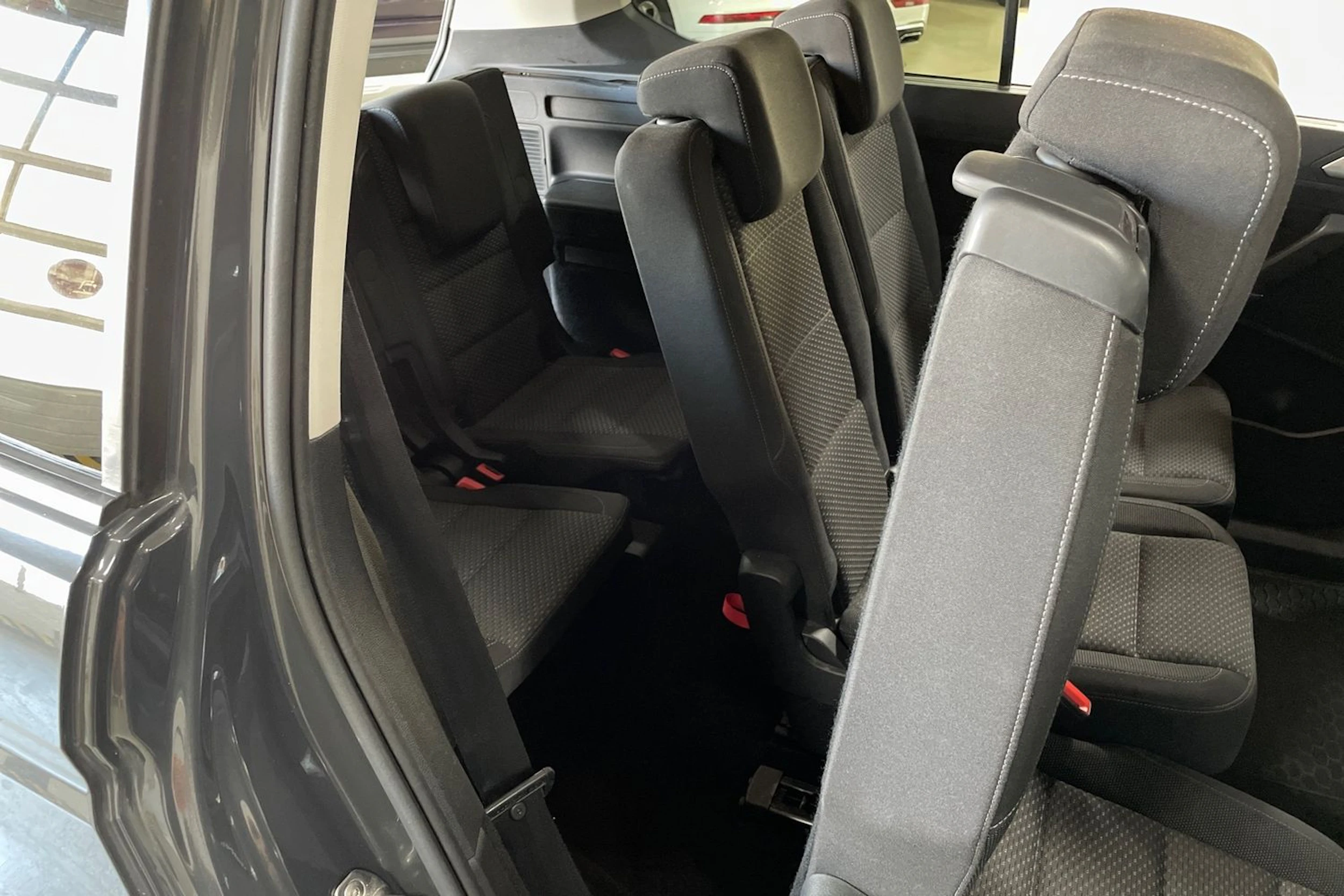 Harmaa Volkswagen TOURAN 2019 kuva 31.