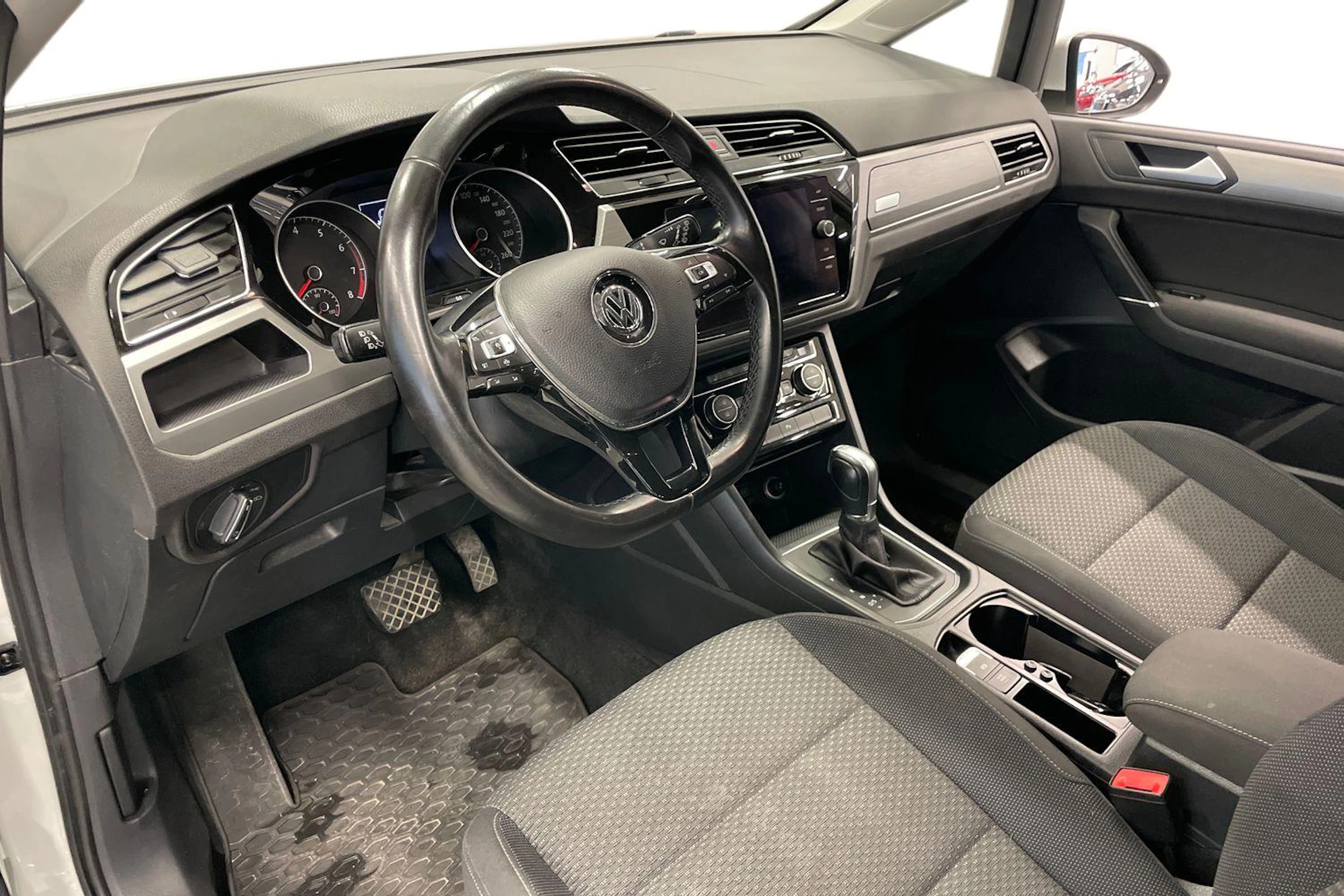Valkoinen Volkswagen TOURAN 2019 kuva 6.