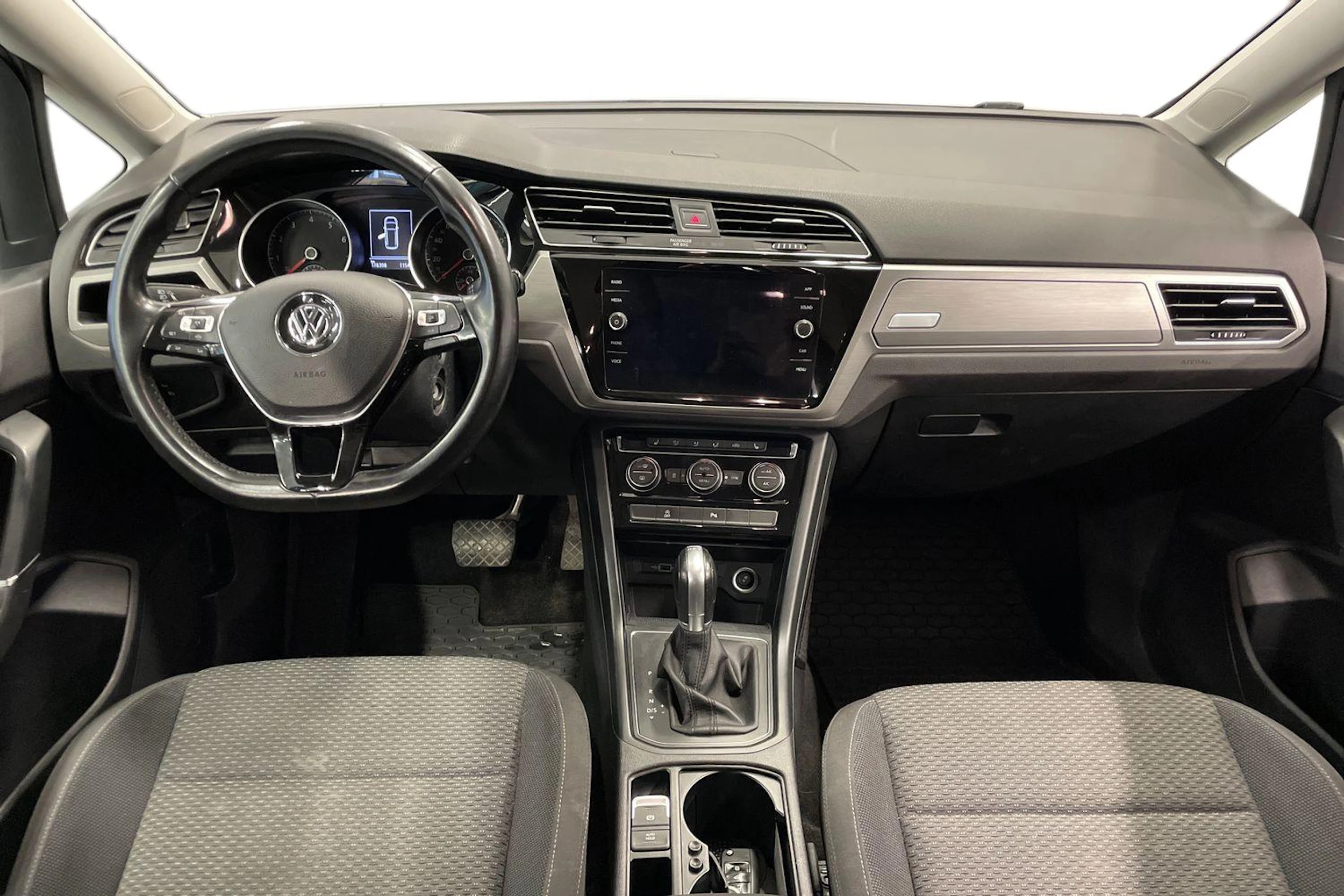 Valkoinen Volkswagen TOURAN 2019 kuva 7.