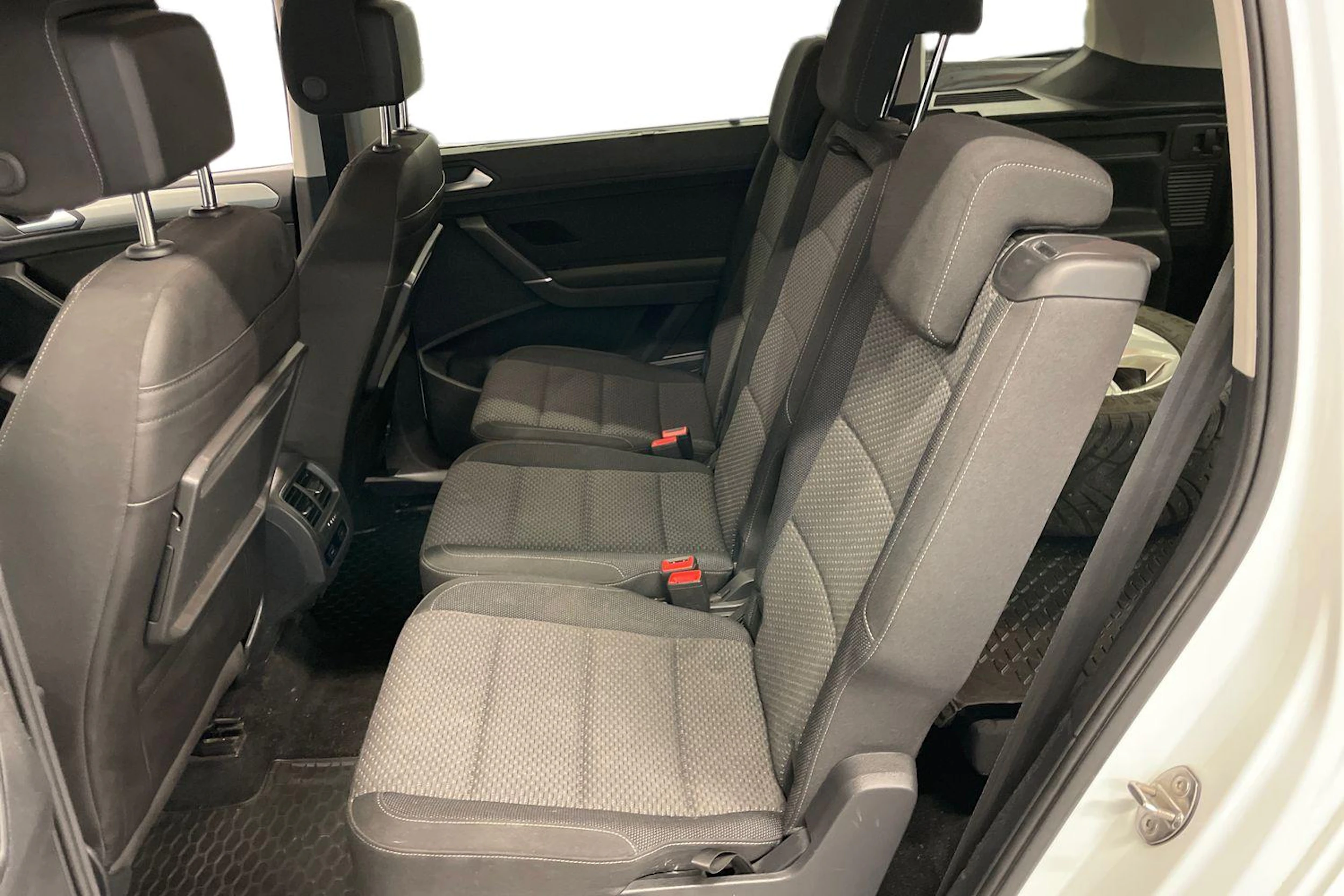 Valkoinen Volkswagen TOURAN 2019 kuva 8.