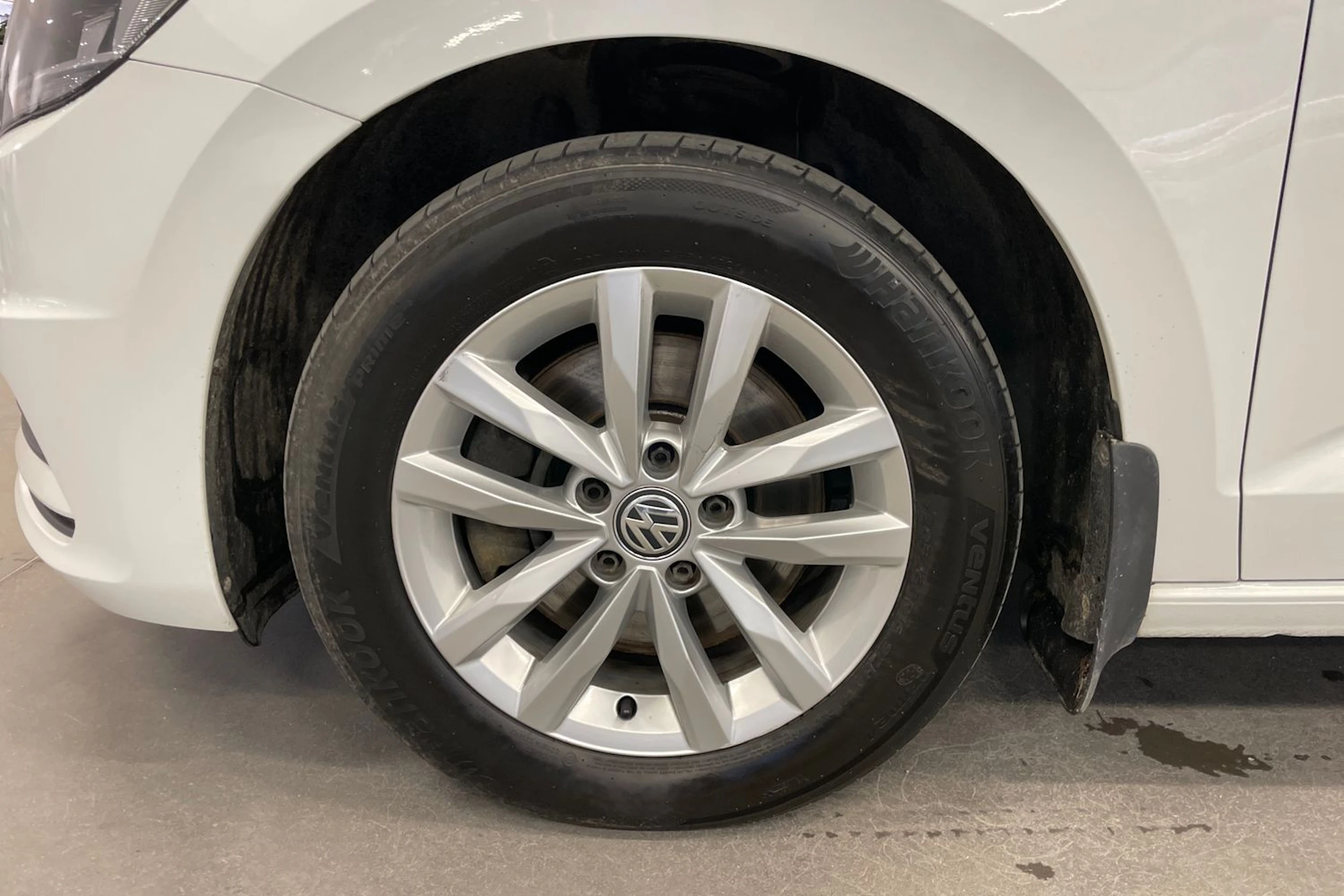 Valkoinen Volkswagen TOURAN 2019 kuva 10.