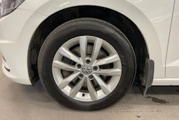 Valkoinen Volkswagen TOURAN 2019 kuva 10.