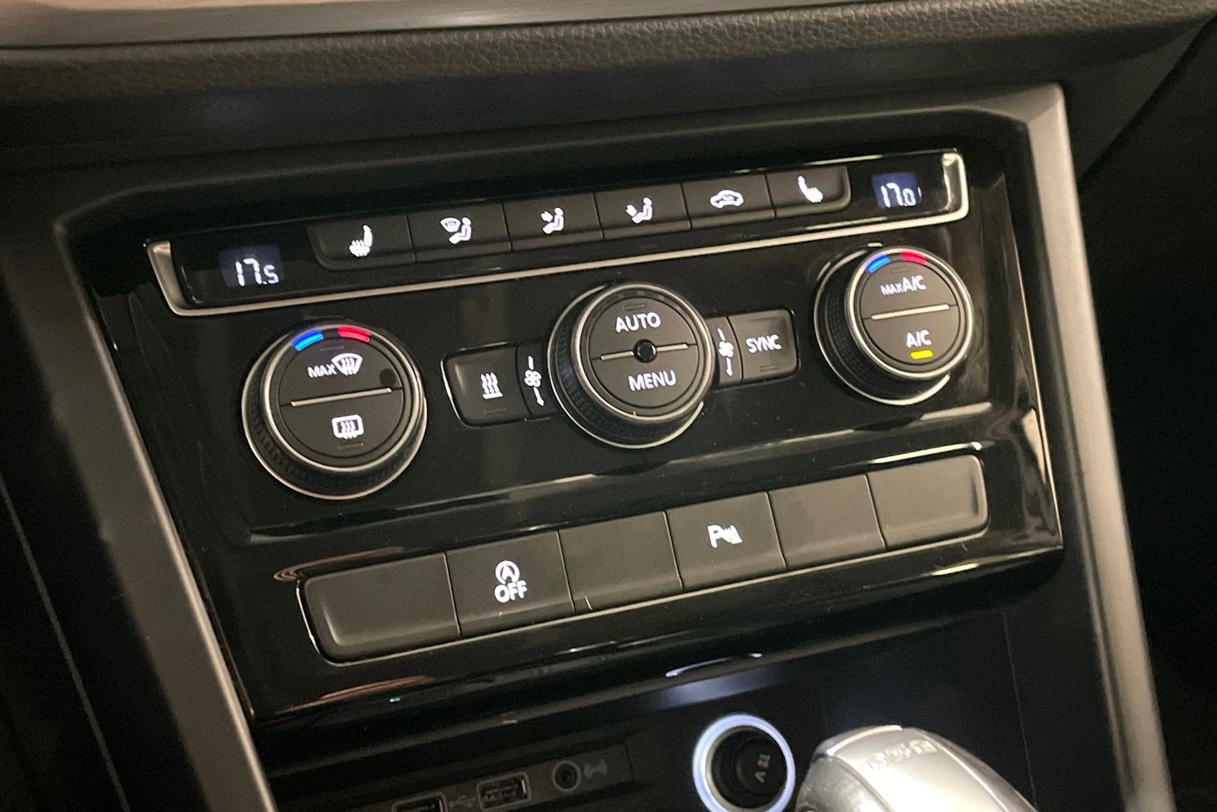 Valkoinen Volkswagen TOURAN 2019 kuva 12.