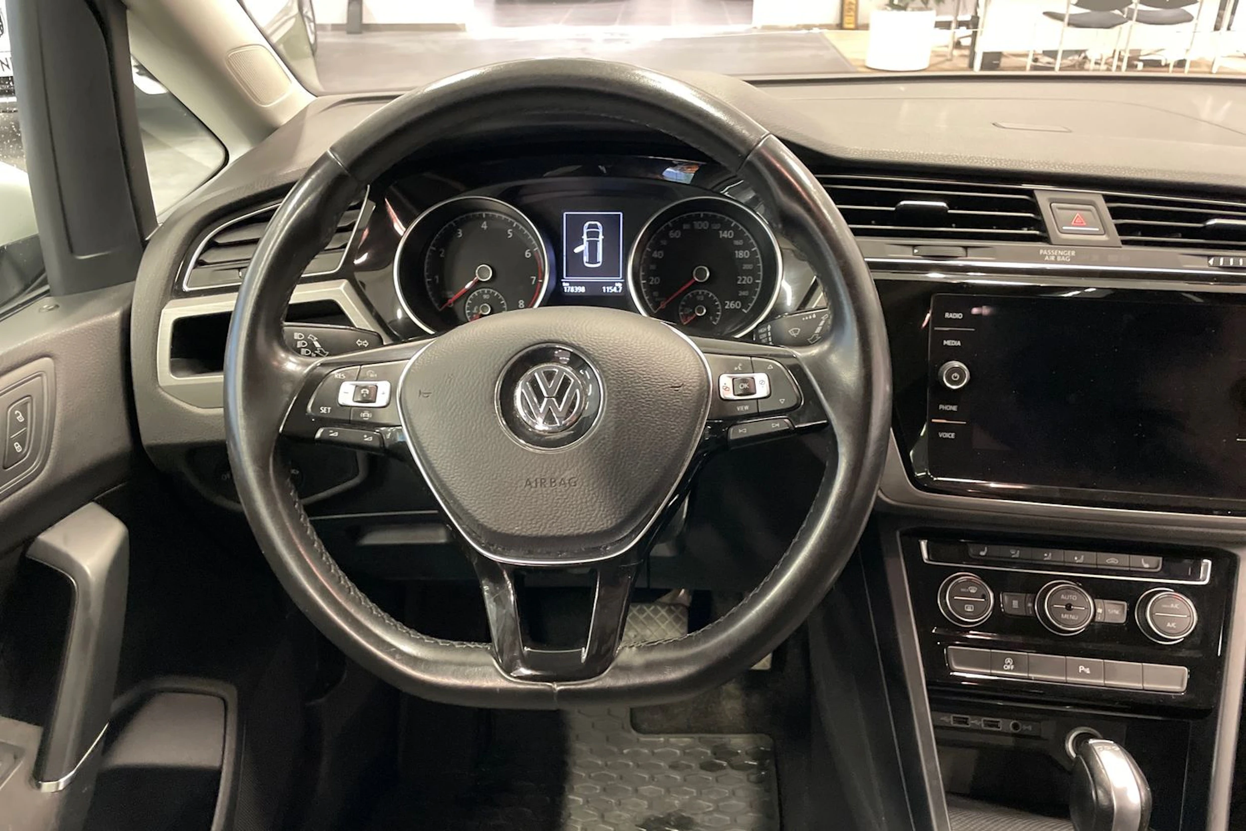 Valkoinen Volkswagen TOURAN 2019 kuva 20.