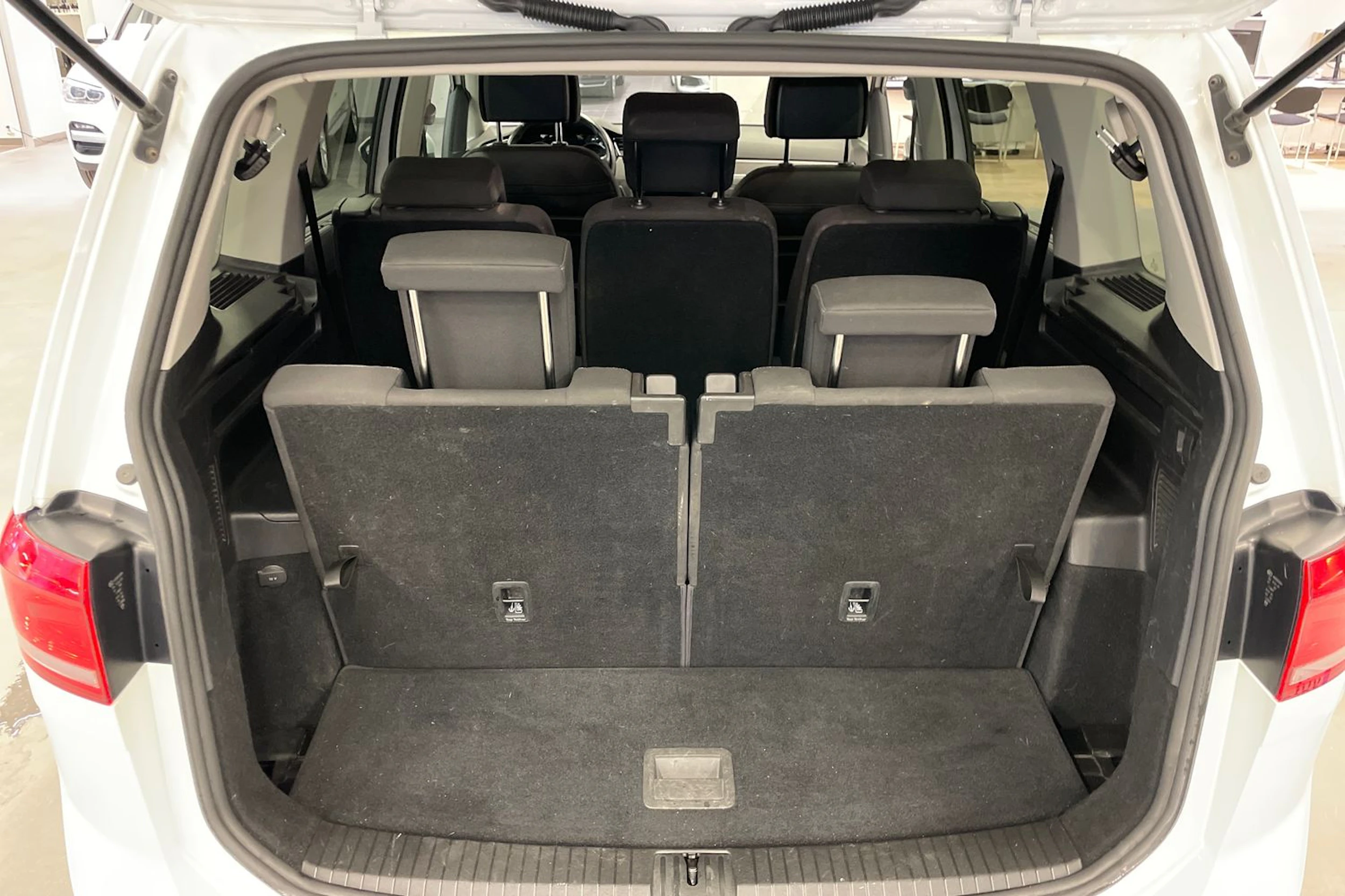 Valkoinen Volkswagen TOURAN 2019 kuva 21.