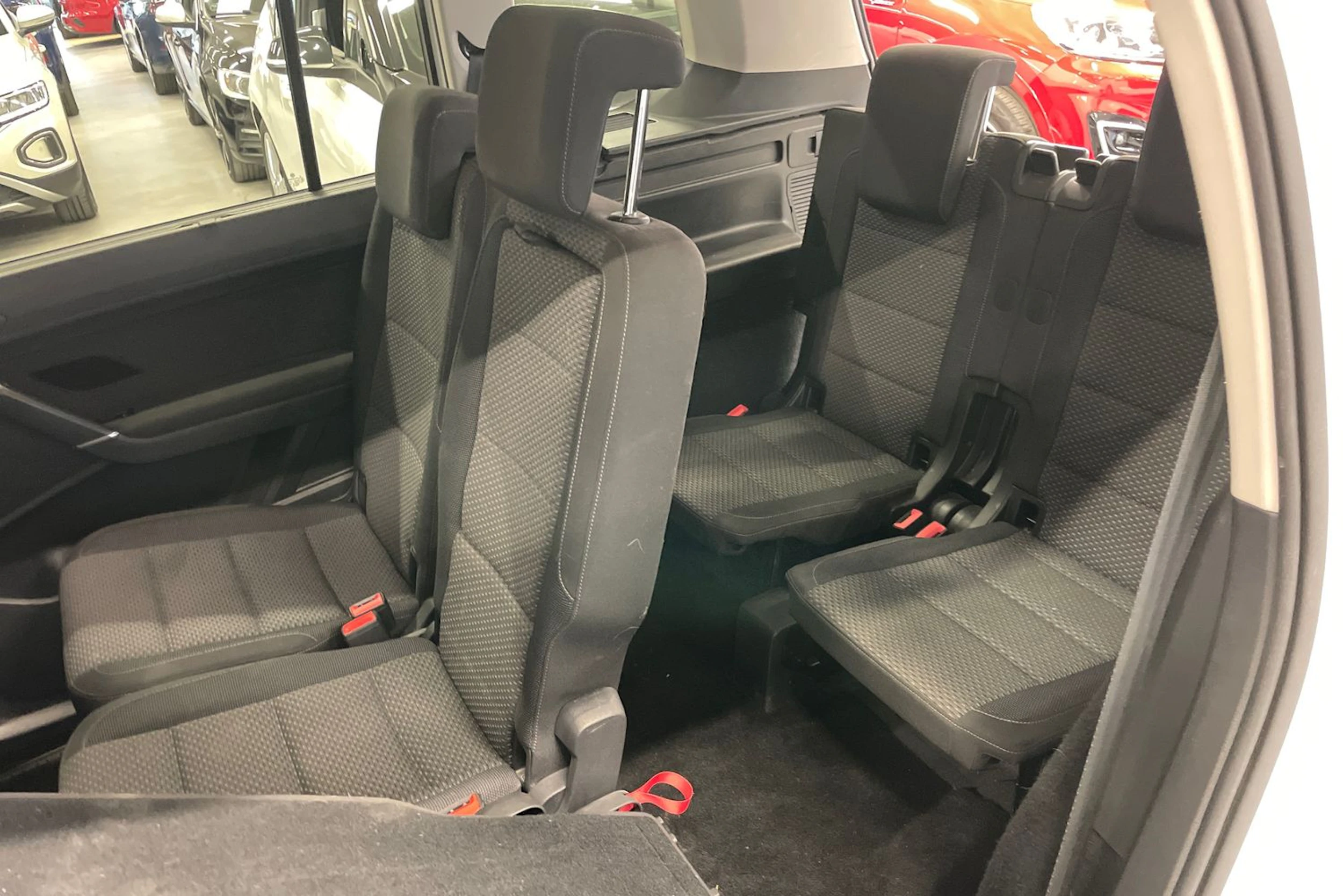 Valkoinen Volkswagen TOURAN 2019 kuva 22.