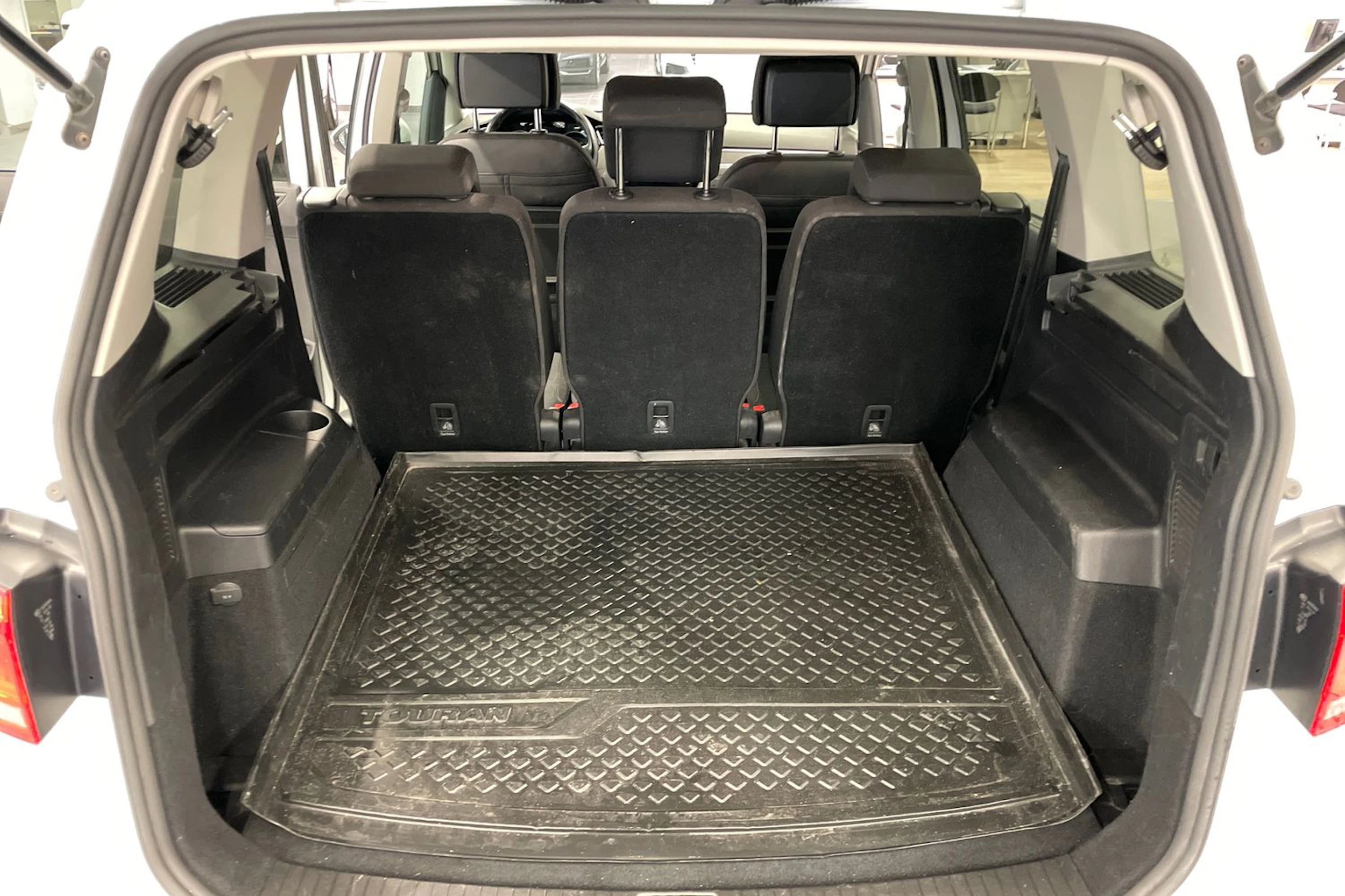 Valkoinen Volkswagen TOURAN 2019 kuva 23.