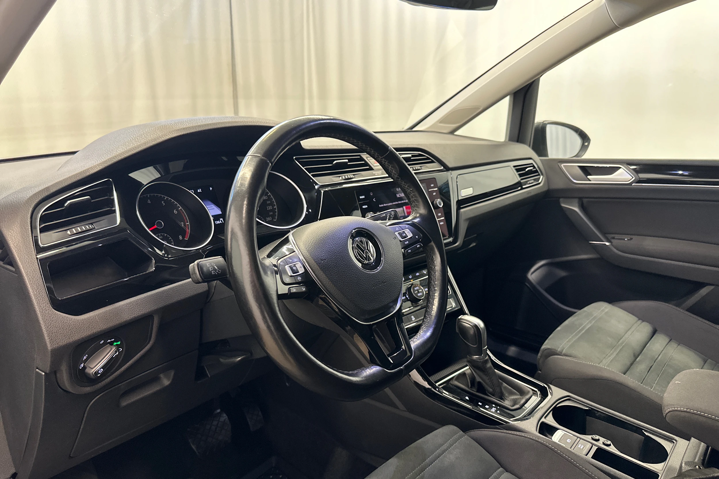 met. harmaa Volkswagen Touran 2019 kuva 10.